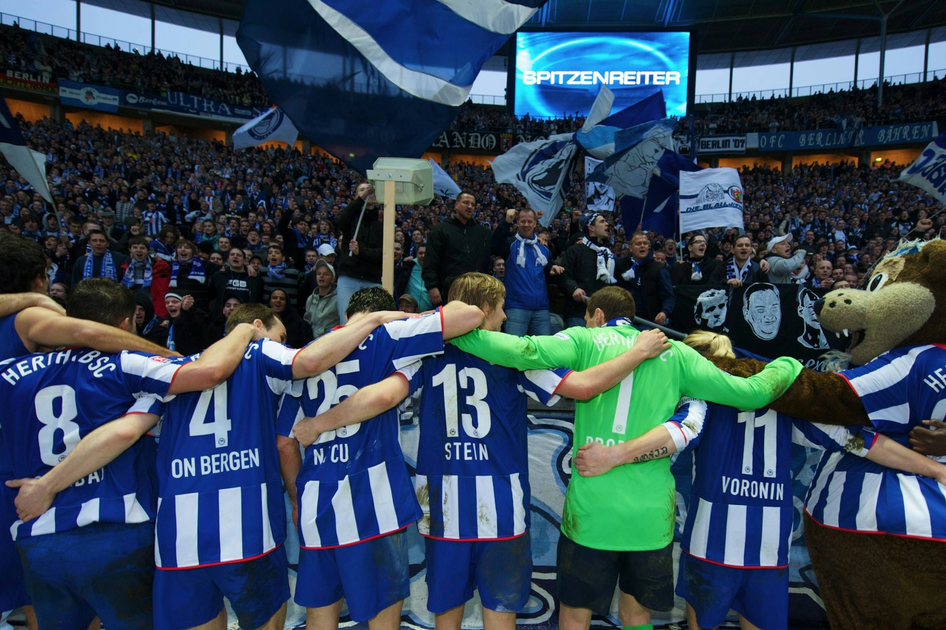 Herthas Fans in der Ostkurve konnten es kaum fassen und jubelten noch eine Stunde nach Abpfiff. Am 14. Februar 2009 gewann Hertha BSC am 20. Spieltag mit 2:1 gegen den FC Bayern, 40 Punkte und Spitzenreiter.