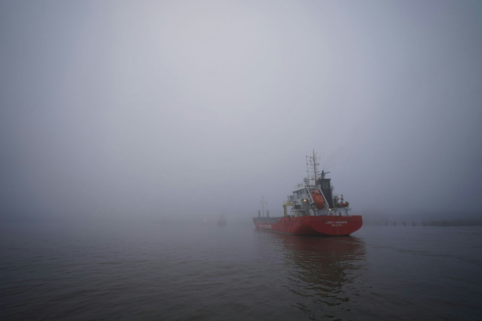 Schiffe warten im Nebel auf Einfahrt in die Schleuse am Nord-Ostsee-Kanal. Ob dahinter das Wetter besser ist?  