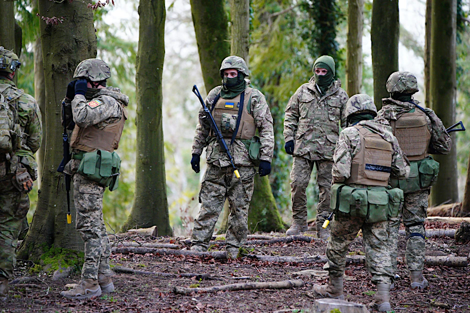Ukrainische Soldaten stehen bei einer Ausbildung in einem Wald (Symbolbild).&nbsp;