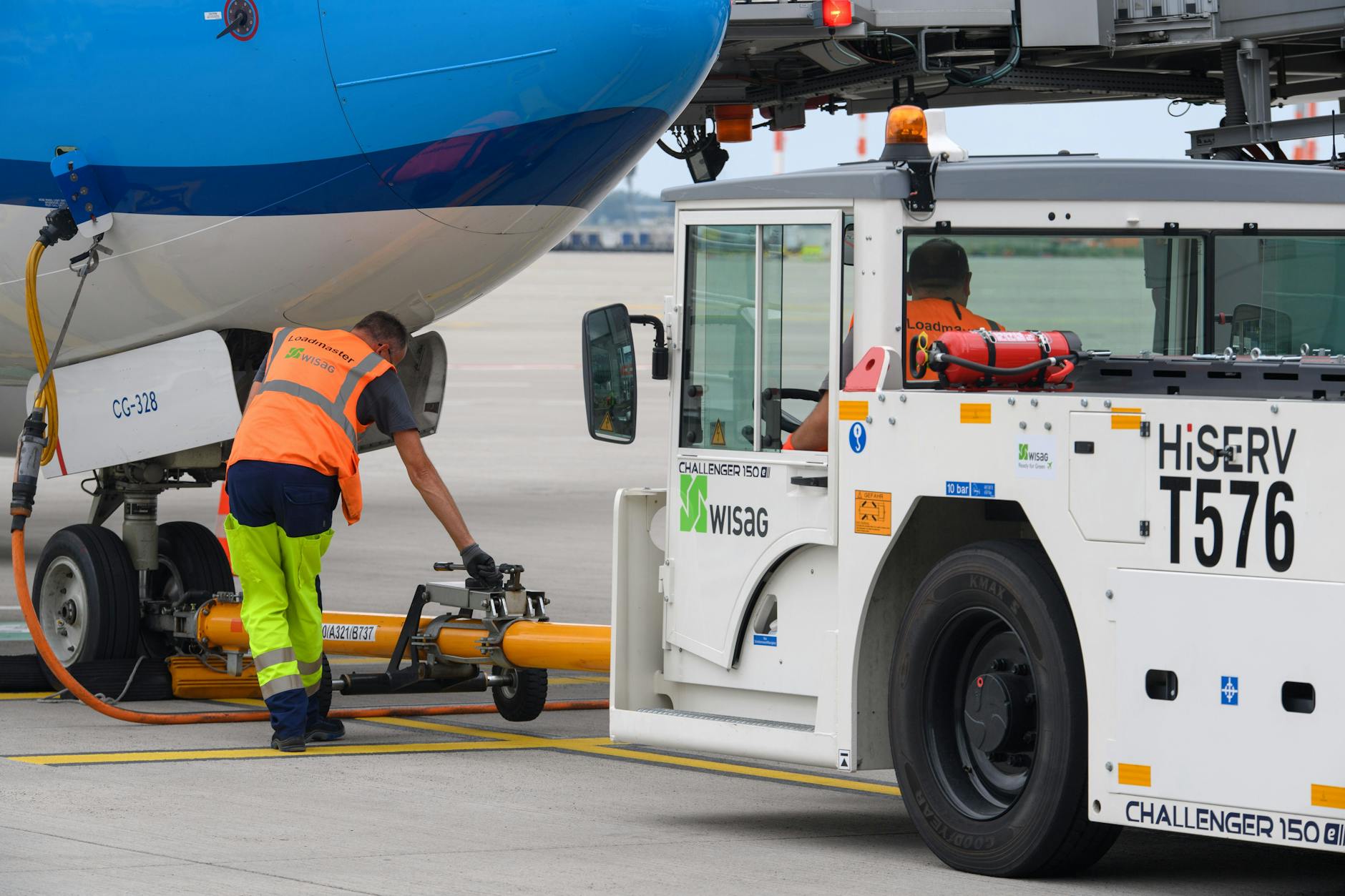 Ein Mitarbeiter am Flughafen BER: Die Beschäftigten der Bodenverkehrsdienste erhalten laut der Gewerkschaft Verdi mehr Geld.