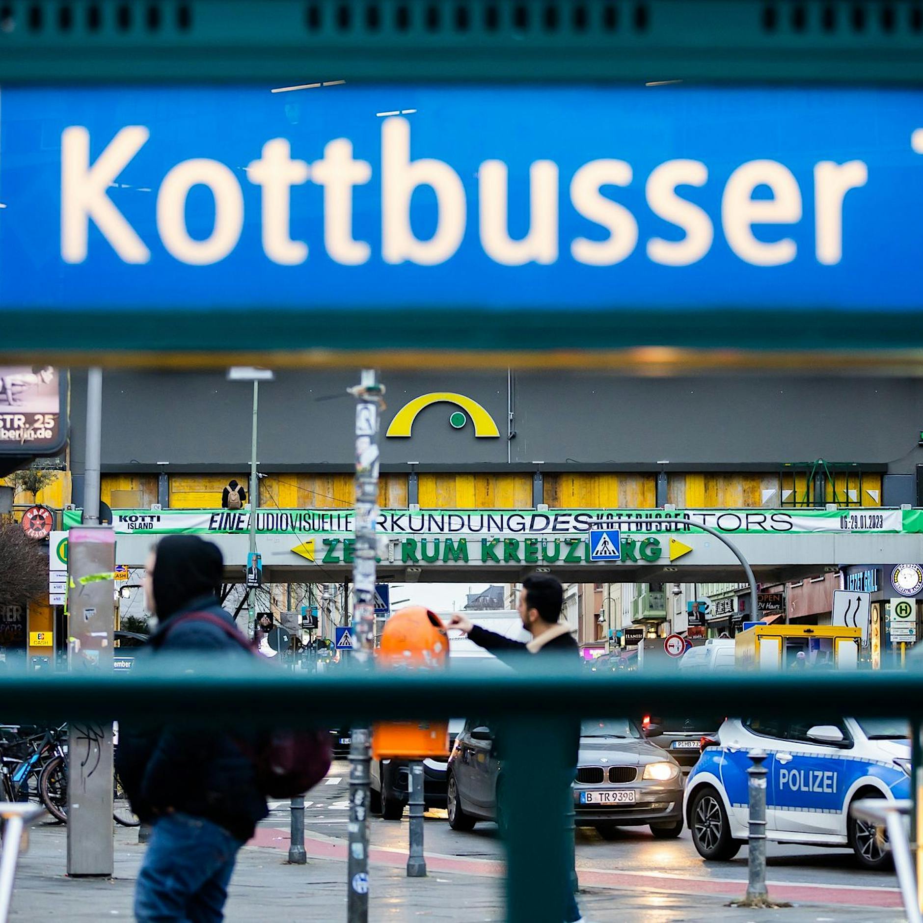 Exklusiv-Umfrage: Ein Drittel der Berliner fühlt sich im Kiez unsicher - Polizeipräsidentin äußert sich nicht