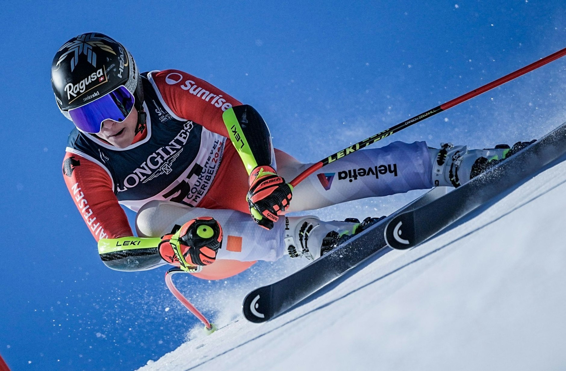 Für die Weltmeisterschaft in Courchevel und Meribel kann man sich schon mal in extreme Schräglage begeben: Parallel zum Hang fährt Lara Gut-Behrami im ersten Teilwettbewerb der Alpinen Kombination, dem Super-G, die Piste hinab.  