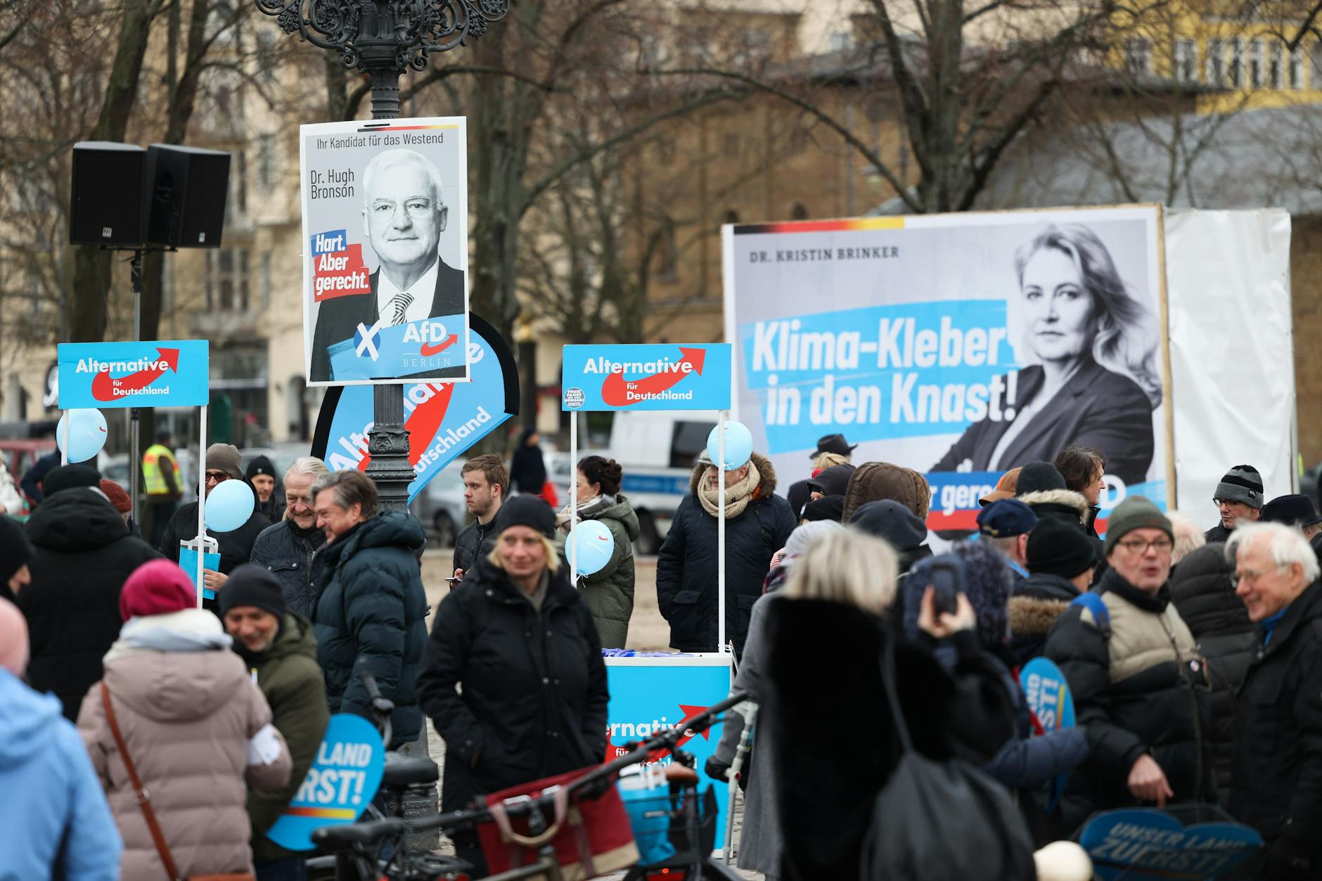 AfD-Anhänger im Januar bei der Wahlkampfveranstaltung vor dem Schloss Charlottenburg
