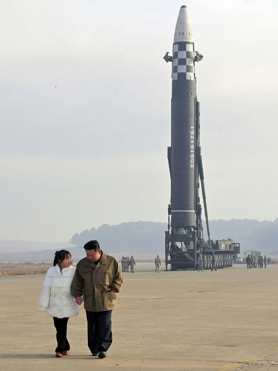Im November 2022 verbreitete Nordkorea Fotos, wie Kim Jong-un mit Tochter Ju-ae vor einer Interkontinentalrakete spaziert.