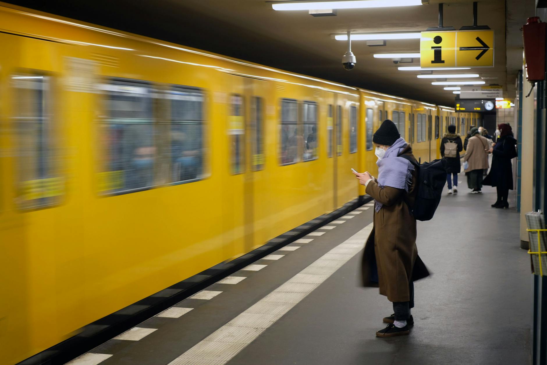 Ein Zug fährt in den U-Bahnhof Kleistpark an der U7 ein. Auch auf der Strecke zwischen Rathaus Spandau und Rudow hat die BVG in den U-Bahn-Wagen die Temperatur auf 15 Grad gesenkt.