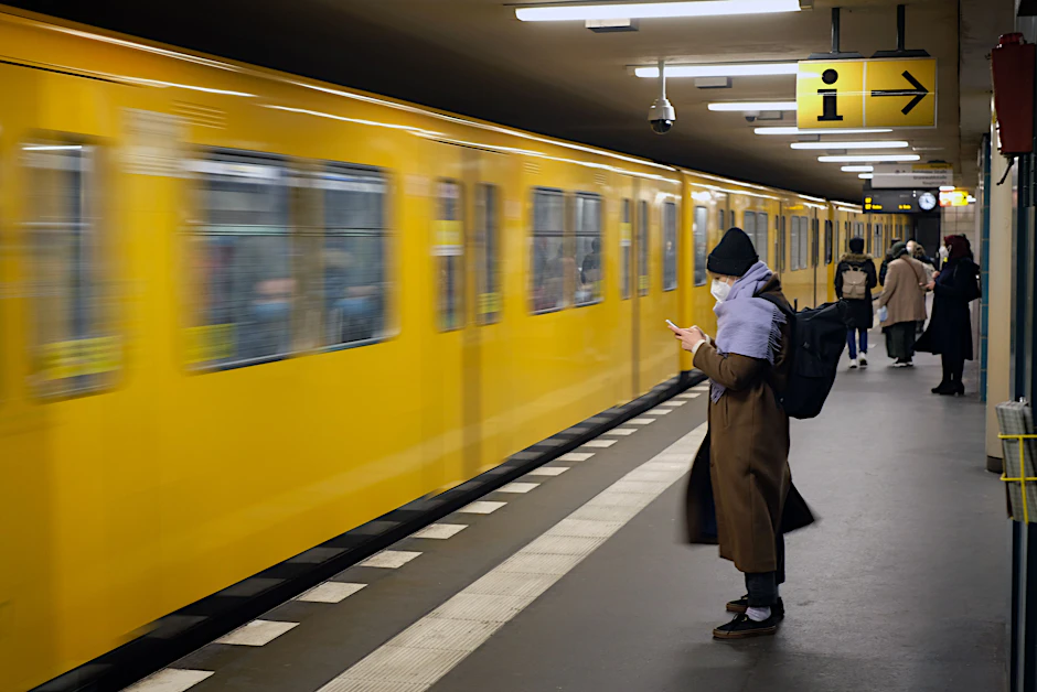 Ein Zug fährt in den U-Bahnhof Kleistpark an der U7 ein. Auch auf der Strecke zwischen Rathaus Spandau und Rudow hat die BVG in den U-Bahn-Wagen die Temperatur auf 15 Grad gesenkt.