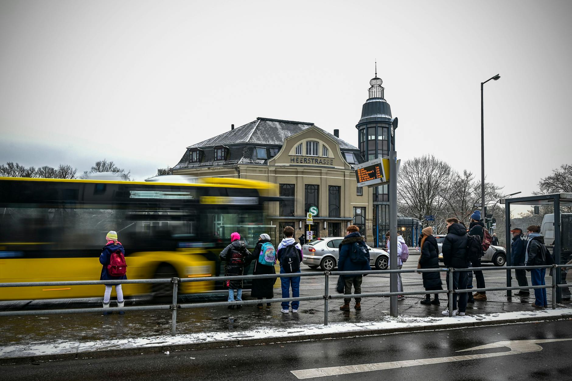 In manche Teile von Spandau geht es ab der S-Bahn-Station Heerstraße nur noch mit dem Bus.