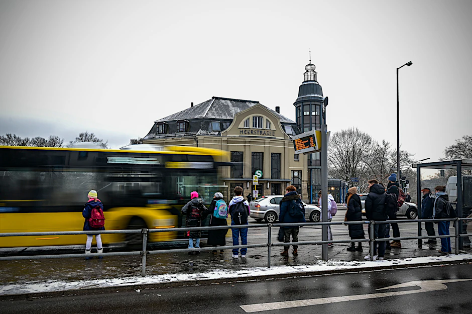 In manche Teile von Spandau geht es ab der S-Bahn-Station Heerstraße nur noch mit dem Bus.