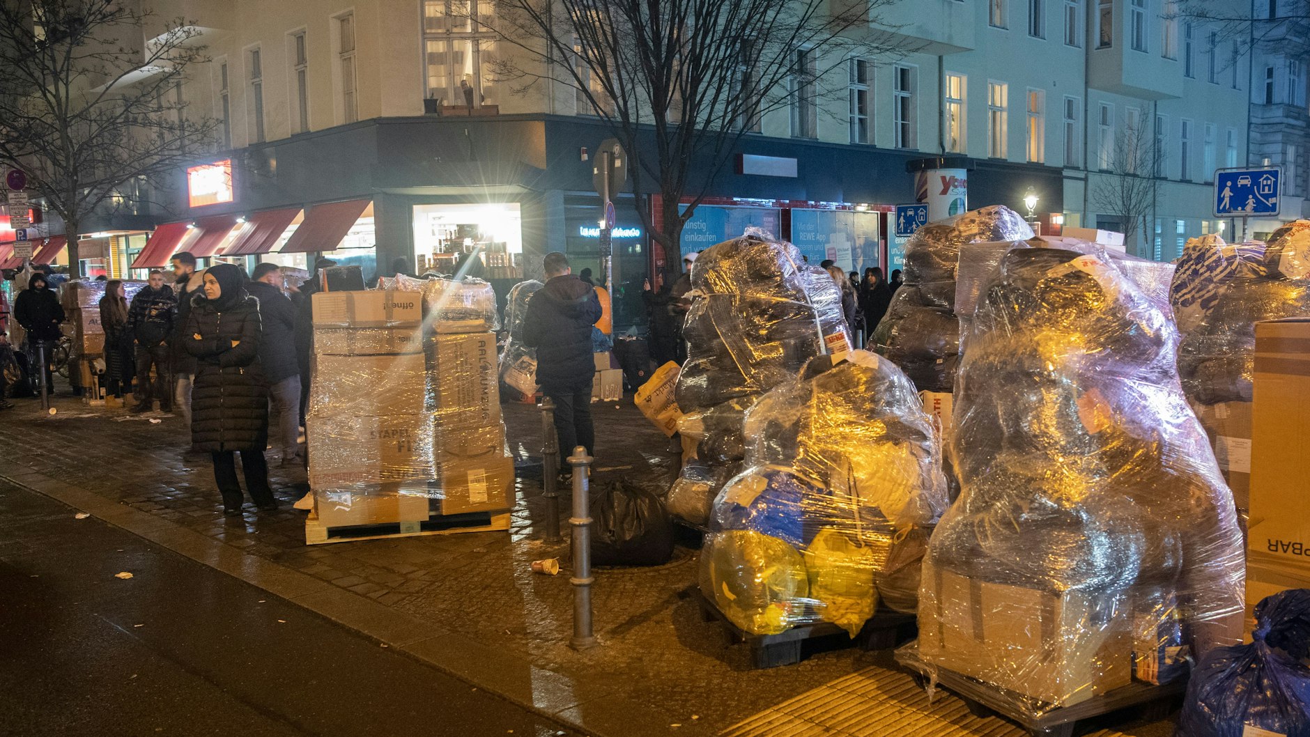 Hilfsgüter für die Erdbeben-Opfer in der Türkei und Syrien stehen verpackt auf der Turmstraße in Moabit. Mitglieder der türkischen Gemeinschaft sammelten binnen weniger Stunden tonnenweise Kleidung, Medikamente und Lebensmittel.&nbsp;