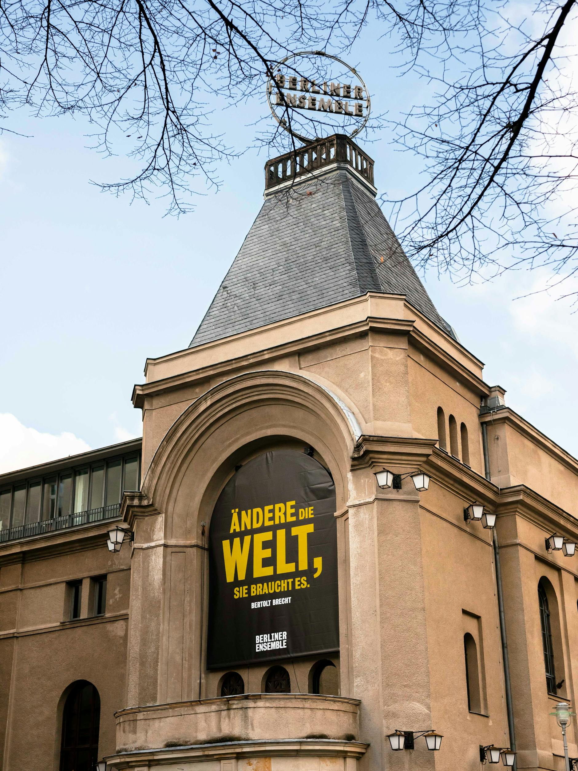 Brecht-Beflaggung am Berliner Ensemble