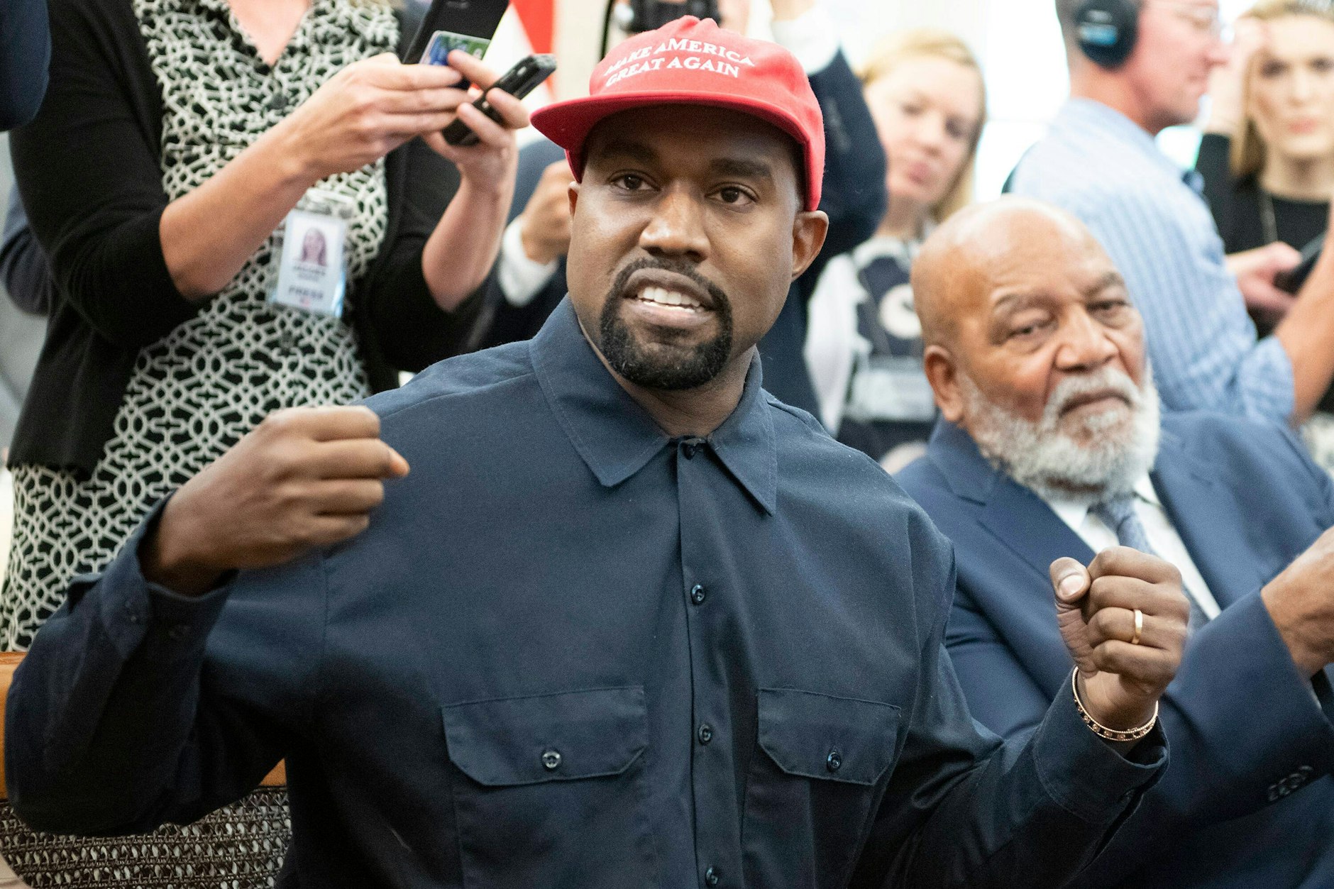 Kanye West im Jahr 2018 bei einem Treffen mit Donald Trump.