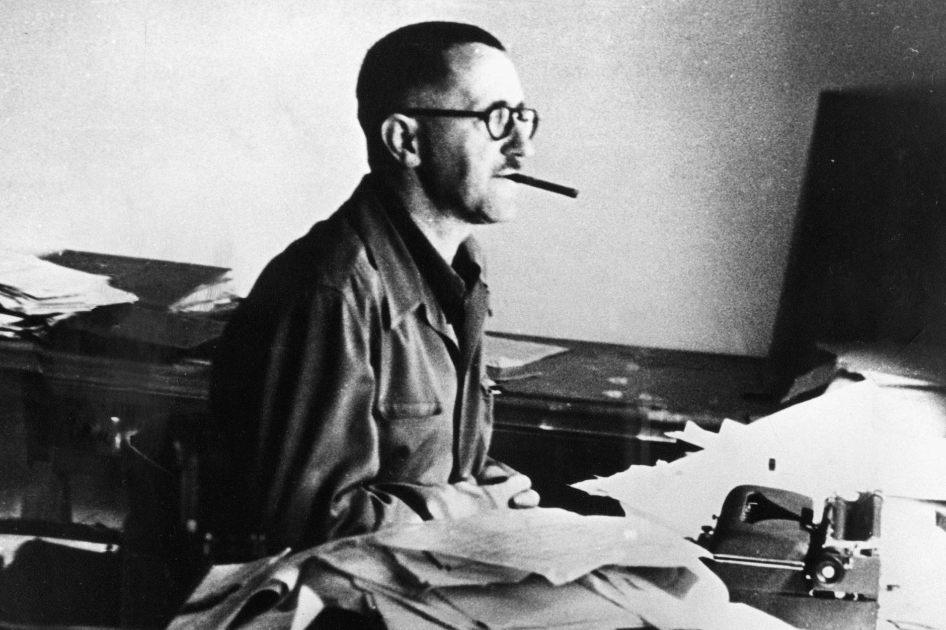 Bertolt Brecht in seinem Arbeitszimmer im Exil (1941–47) in Santa Monica, Kalifornien.