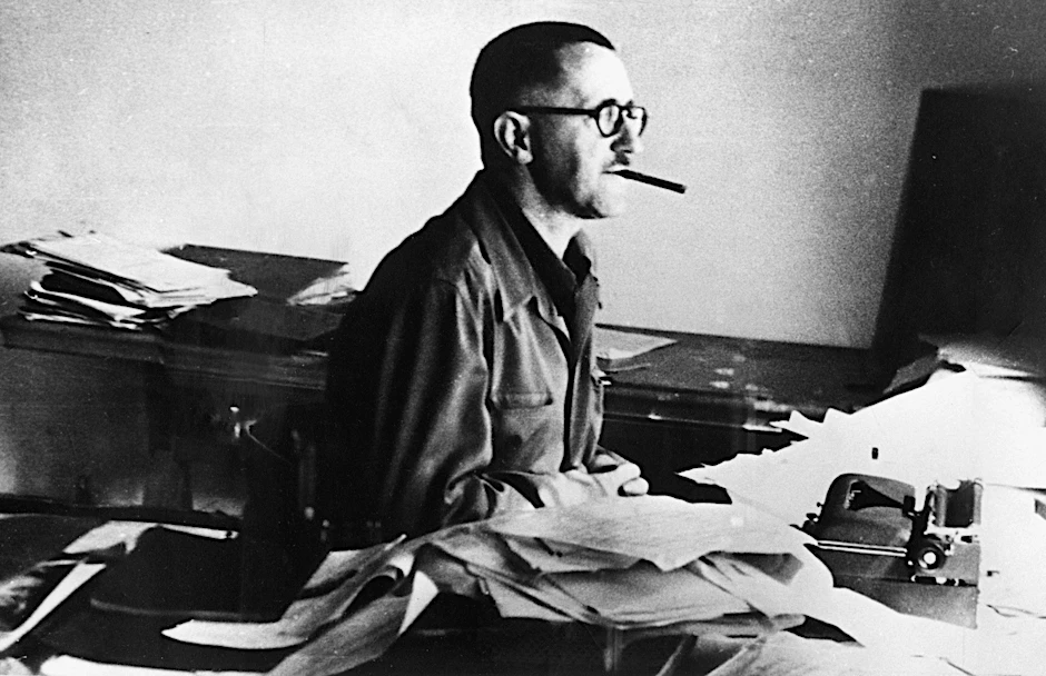 Bertolt Brecht in seinem Arbeitszimmer im Exil (1941–47) in Santa Monica, Kalifornien.