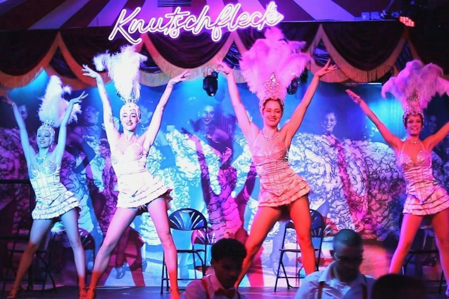KNUTSCHFLECK Berlin: das ist Party, Show, Cocktails, Stimmung, Tanz, Akrobatik, einfach alles!