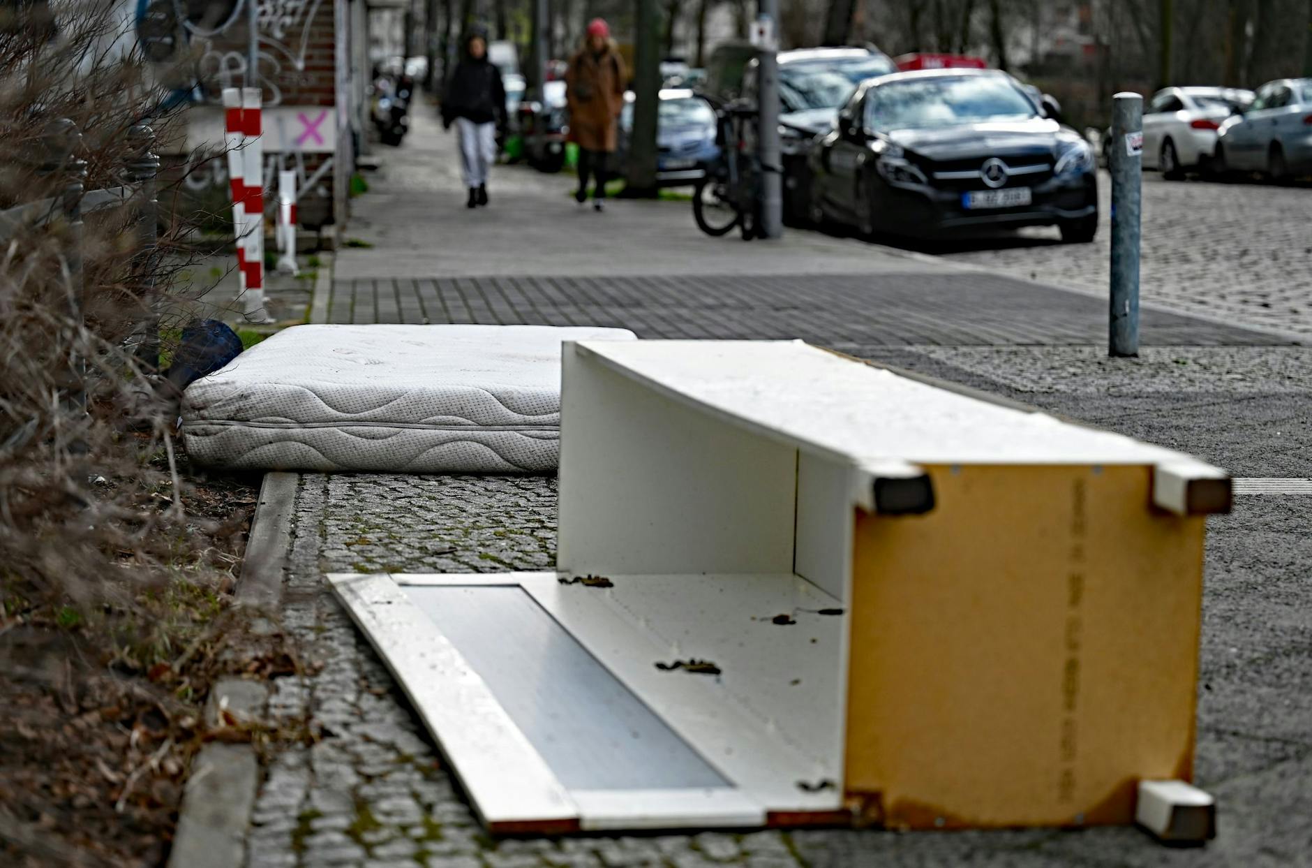 PRODUKTION - Eine ausrangierte Matratze und ein beschädigter Schrank liegen auf einem Gehweg. Berlin muss wegen Pannen nochmal wählen. Und mancher fragt sich: «Bekommen die eigentlich gar nichts hin?» pa