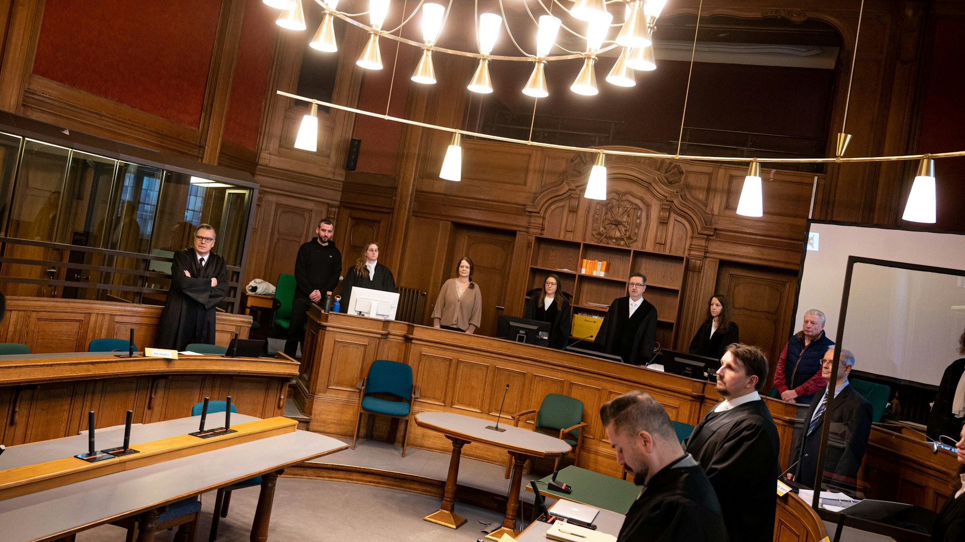 Der Prozesses nach der Todesfahrt in der Berliner Innenstadt mit einer Toten und zahlreichen Schwerverletzten hat begonnen. Die Berliner Staatsanwaltschaft wirft dem 29-jährigen Angeklagten vollendeten „Heimtückemord“ sowie 16-fachen Mordversuch vor. Vorsitzender Richter ist Thomas Groß (6. v. l.).