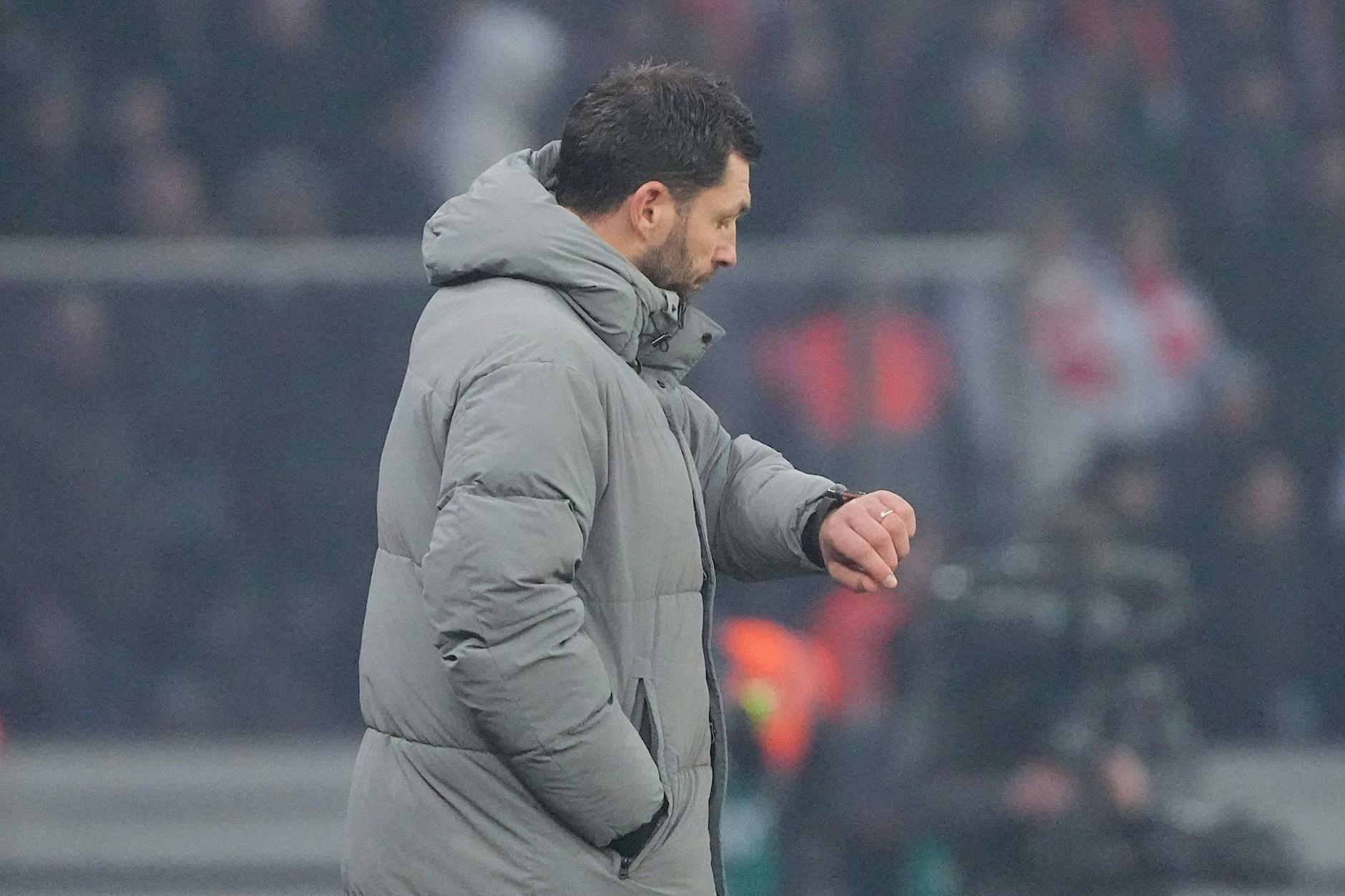 Wie viel Zeit bleibt ihm noch bei Hertha? Trainer Sandro Schwarz schaut auf die Uhr. 