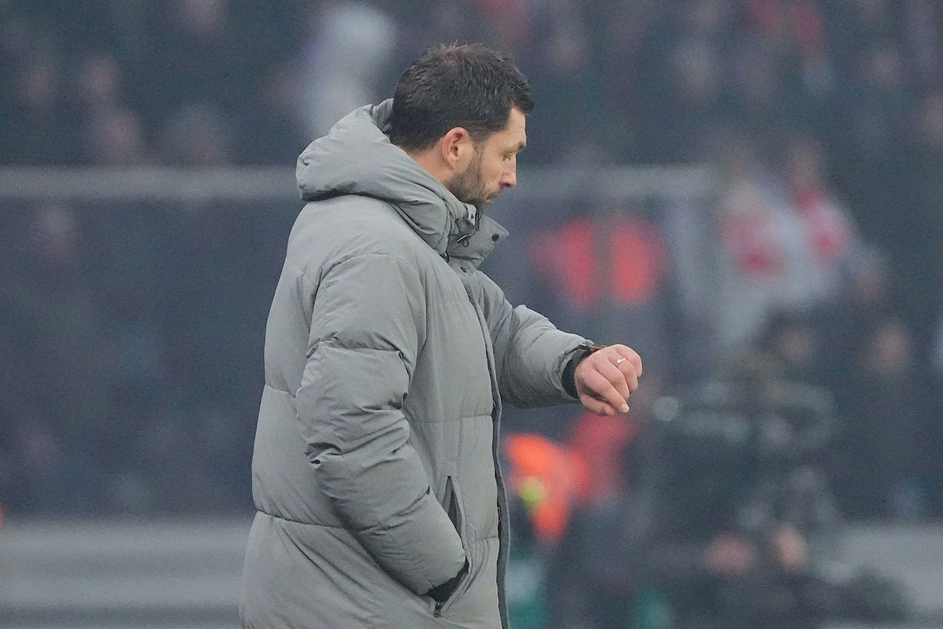 Wie viel Zeit bleibt ihm noch bei Hertha? Trainer Sandro Schwarz schaut auf die Uhr.&nbsp;