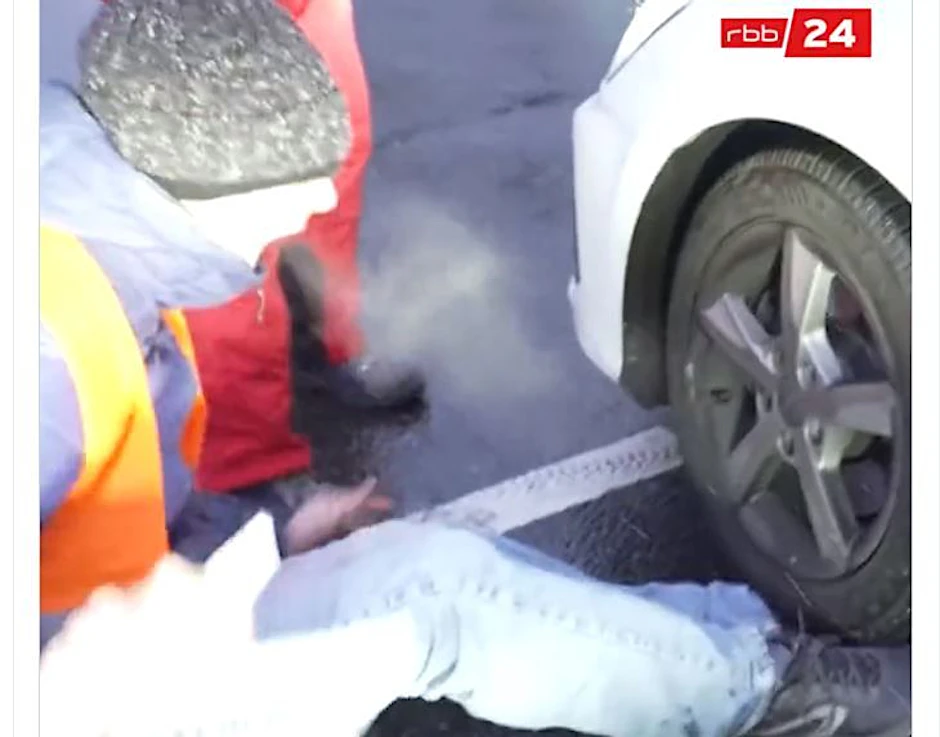 Ein Autofahrer fährt am Montagmorgen am Messedamm über den Fuß eines Aktivisten.&nbsp;