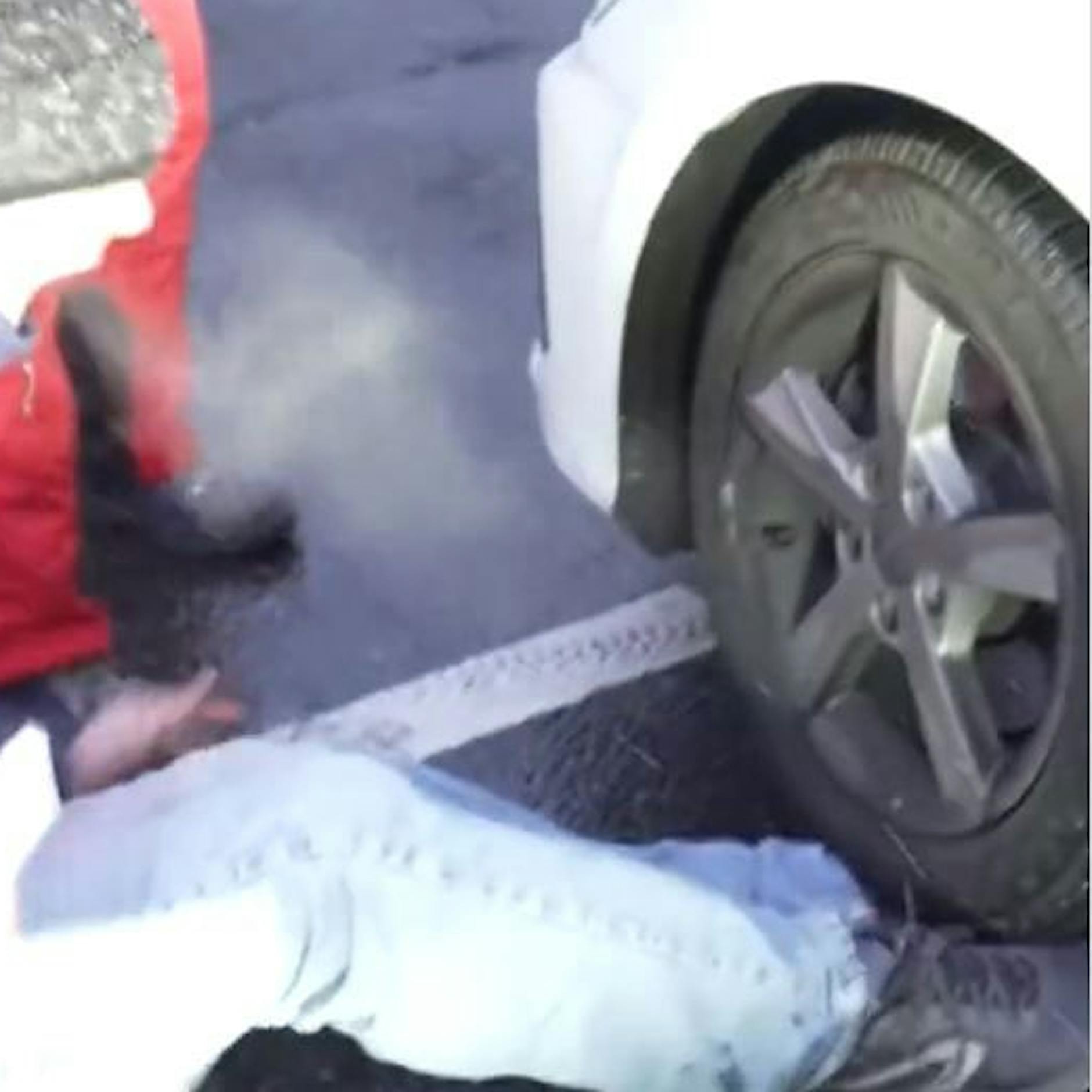 Letzte Generation: Autofahrer fährt Aktivisten über den Fuß