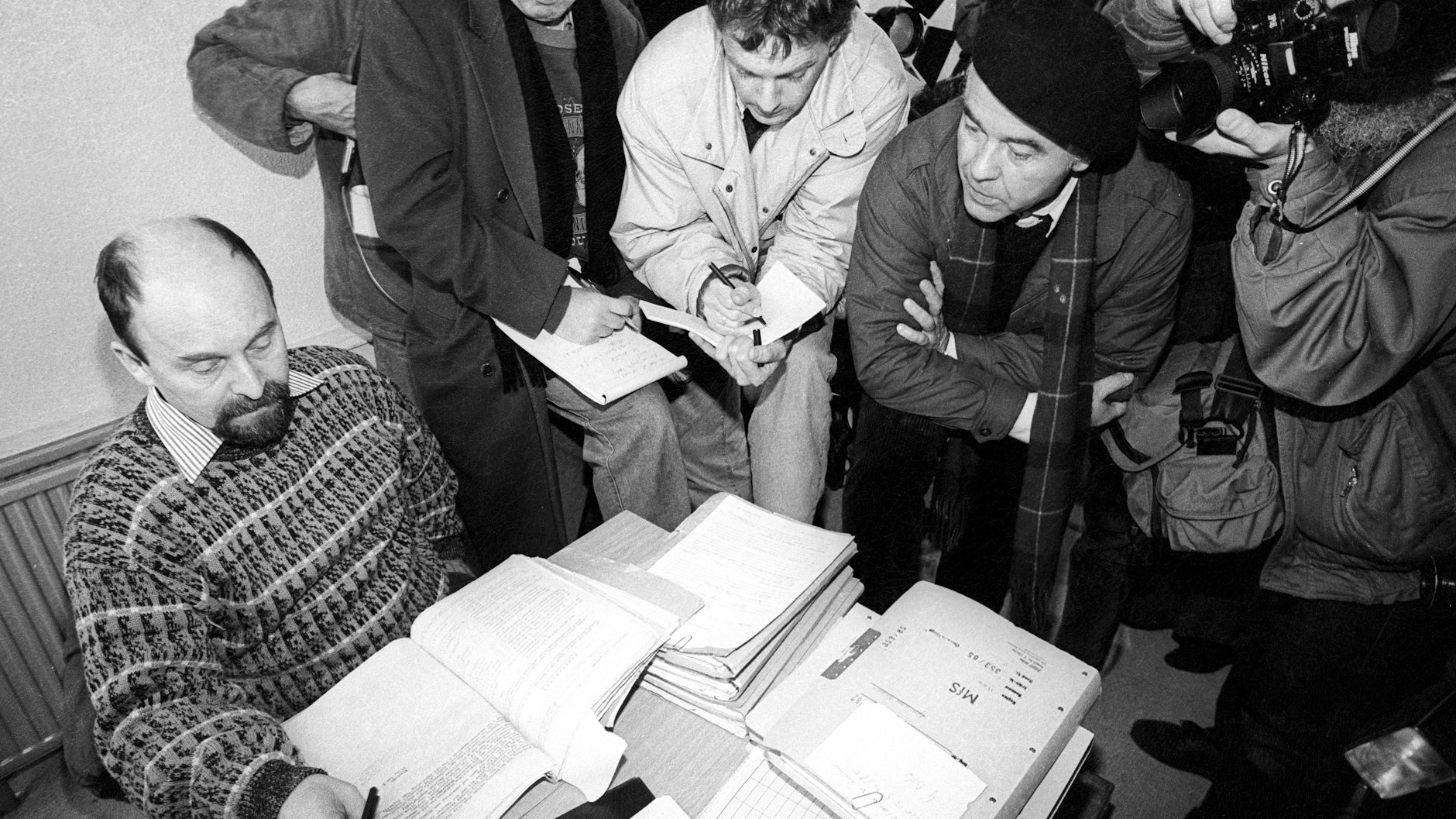 Rainer Eppelmann im Jahr 1991: Am ersten Tag, als in der Gauck-Behörde in Berlin Stasi-Akten eingesehen werden konnten.