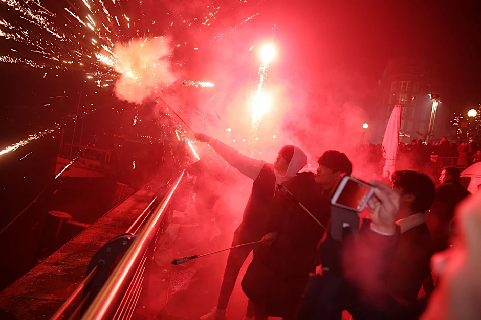 Nicht nur in die Luft, sondern auf Krankenwägen flogen an Silvester die Raketen in Berlin.