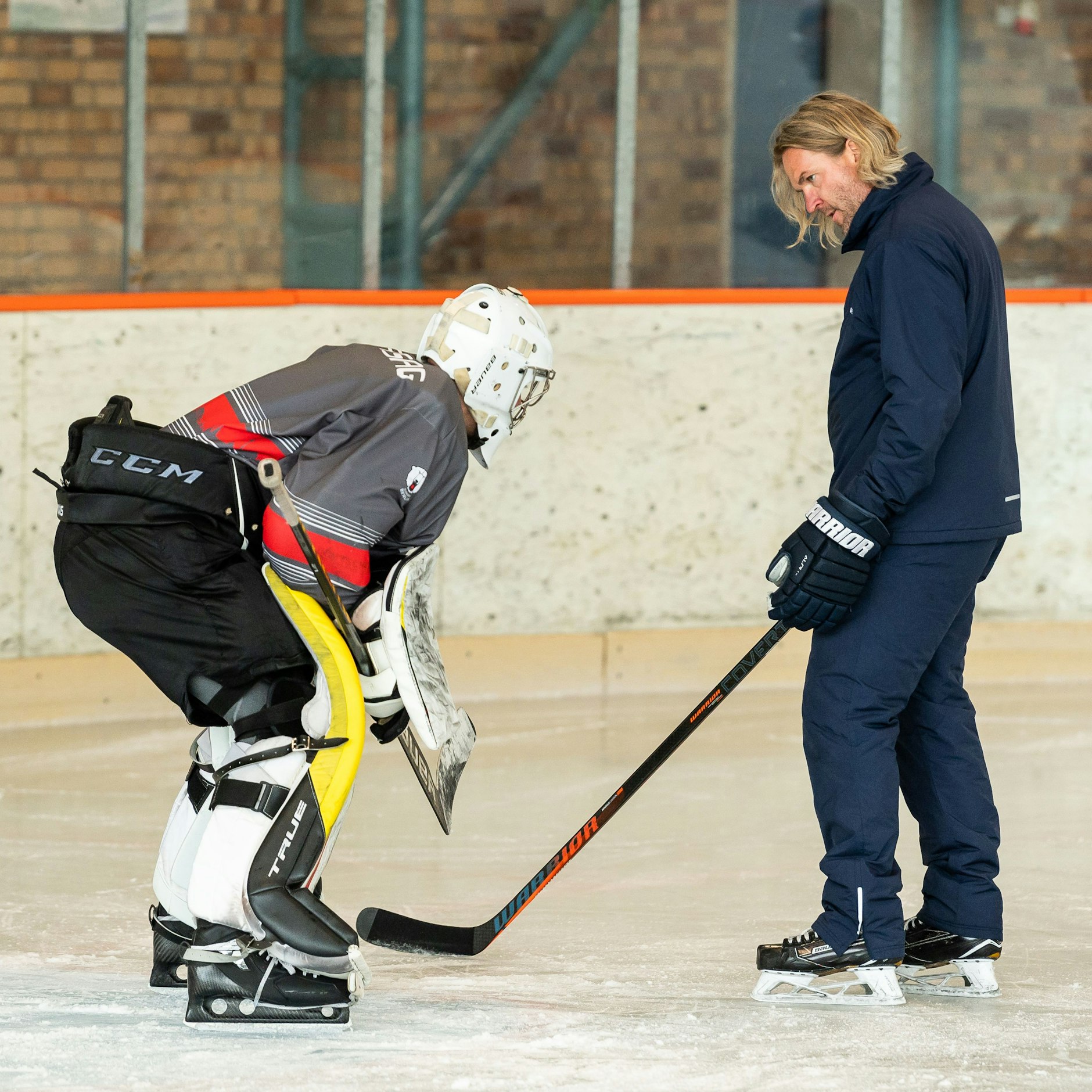 Torwart-Trainer Sebastian Elwing (r.) gibt Nikita Quapp noch ein paar Extra-Tipps.