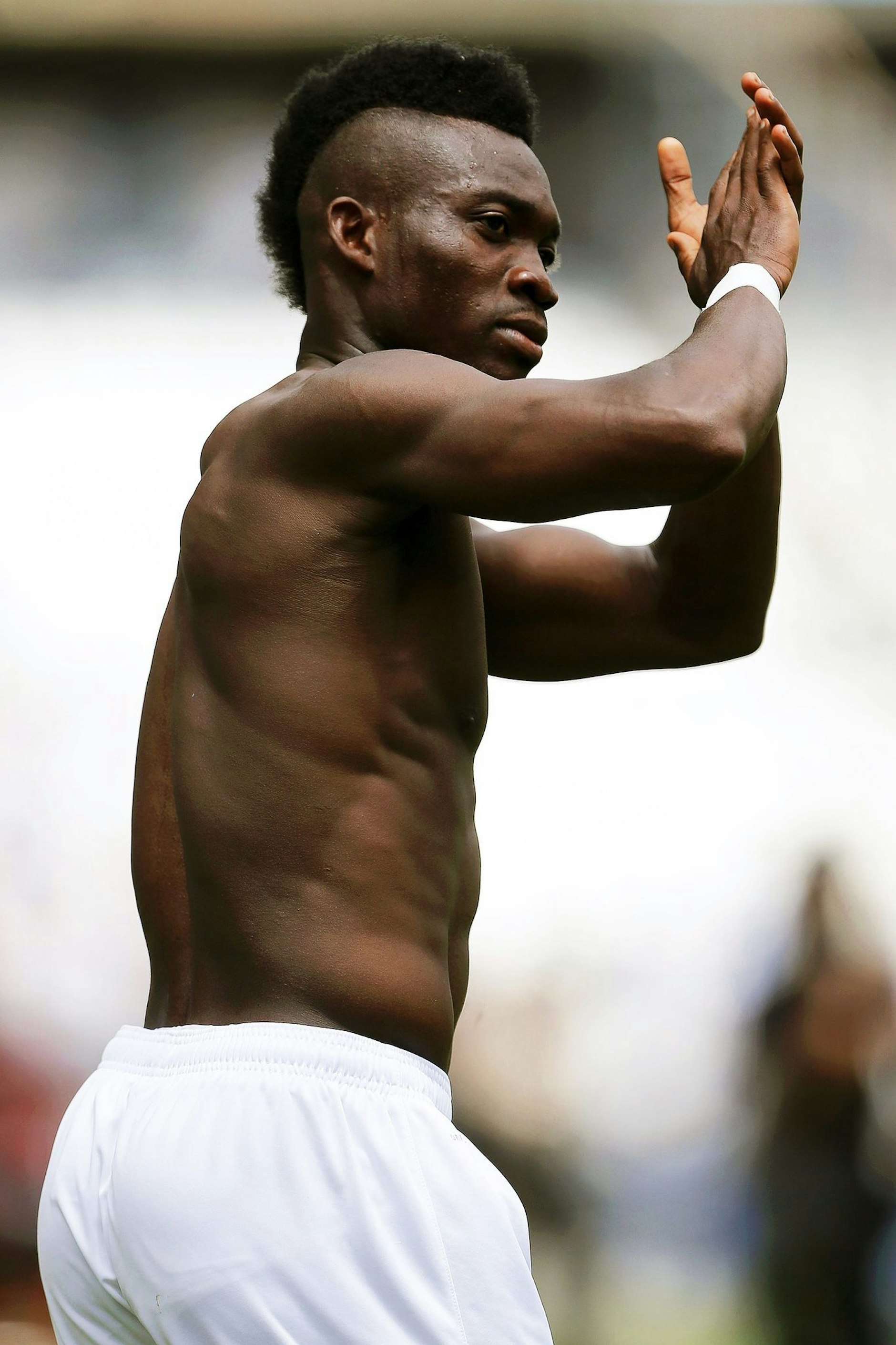 ARCHIV - Christian Atsu wurde nach der Erdbeben-Katastrophe in der türkisch-syrischen Grenzregion vermisst.  