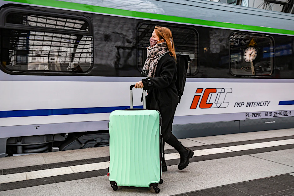 Reisefertig: ein Fahrgast des Eurocity-Zuges nach Krakau im Berliner Hauptbahnhof.