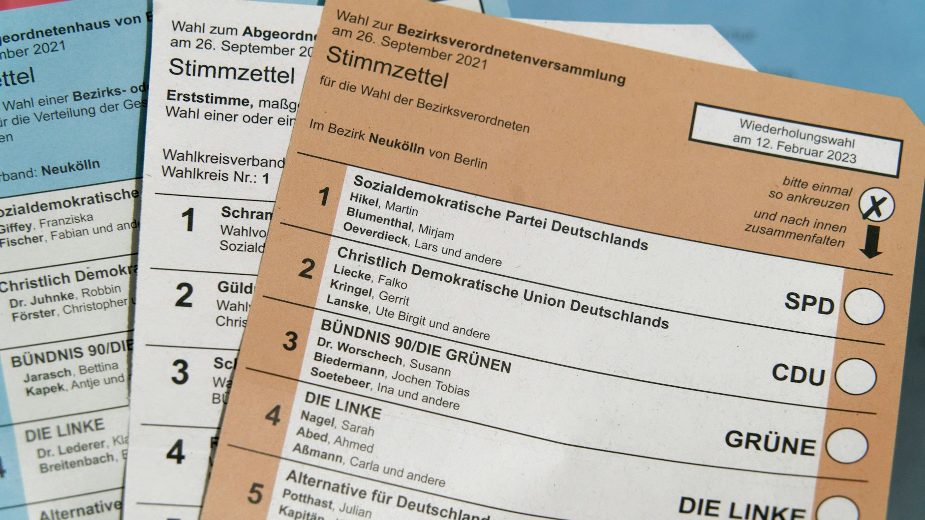 Stimmzettel für die Wiederholungswahl (für die BVV Neukölln): Dabei wäre der Urnengang für die Bezirksparlamente völlig unnötig, da Bürgermeister und Stadträte im Amt bleiben sollen, egal welche neuen Mehrheiten es in den Rathäusern geben wird.