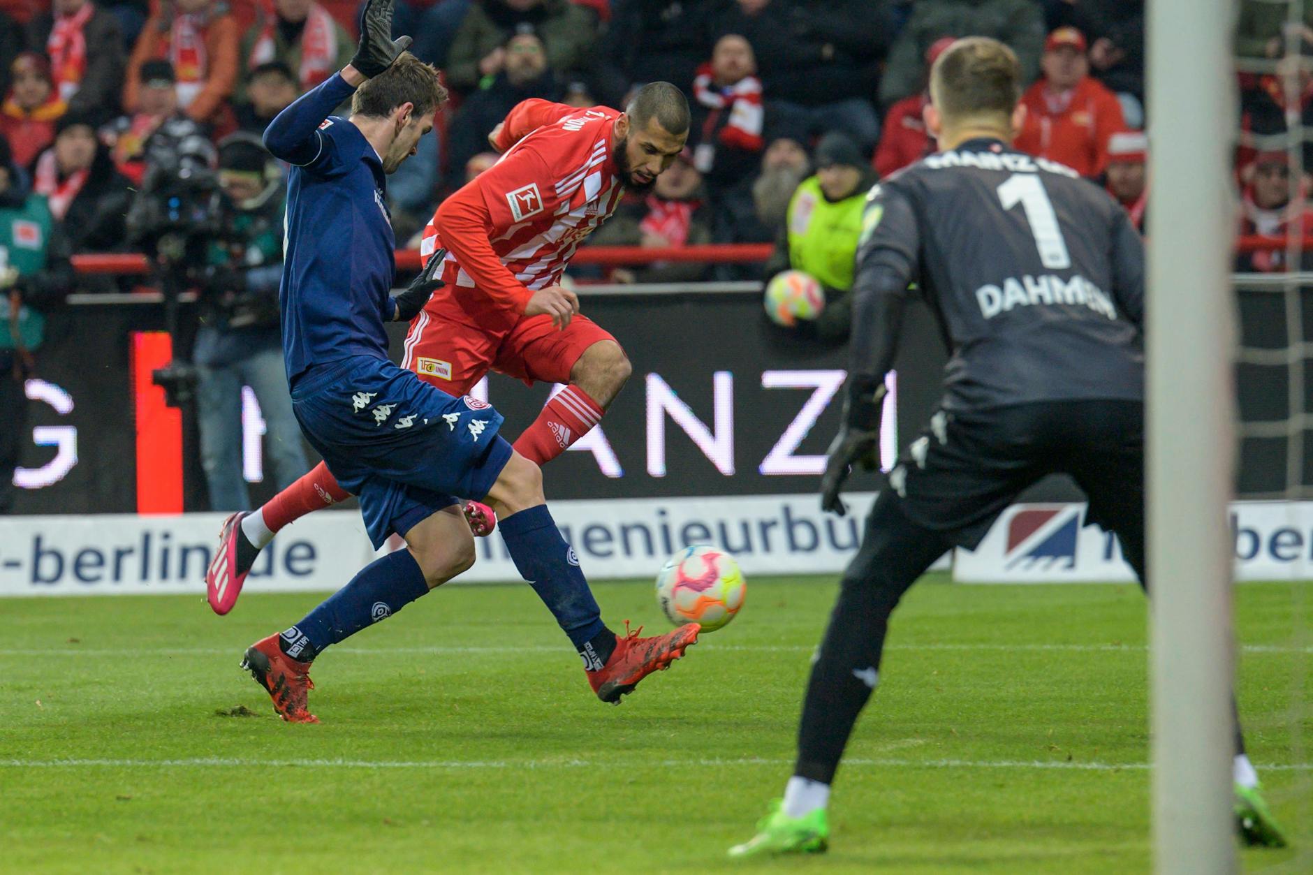 Steht auch unter Bedrängnis seinen Mann: Unions Neuzugang Aissa Laidouni (M.).