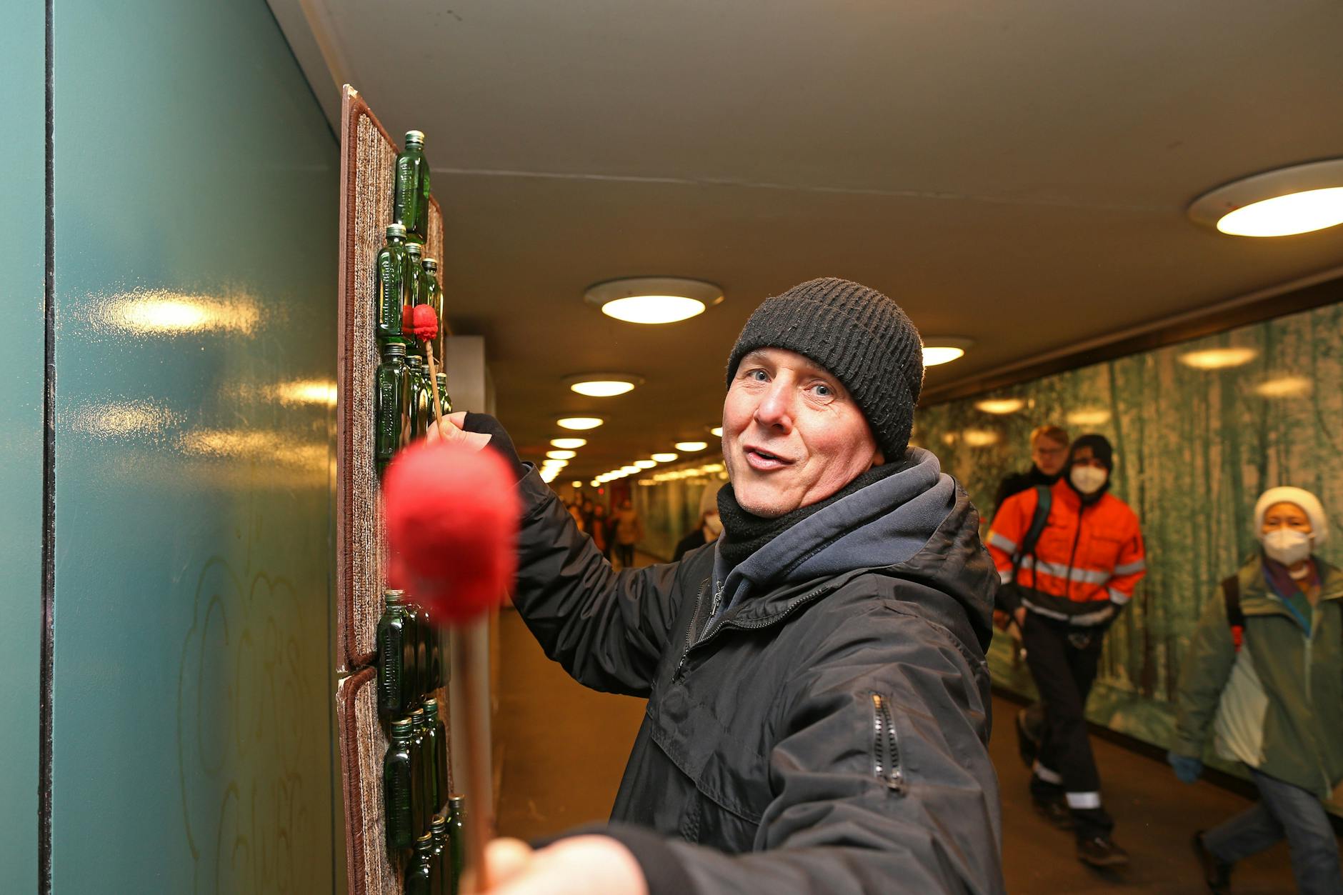 David spielt wieder unterirdisch - im U-Bahnhof Hallesches Tor im Tunnel zur U3. Seit heute gelten die Genehmigungen der BVG für das Musizieren auf Berliner U-Bahnhöfen.