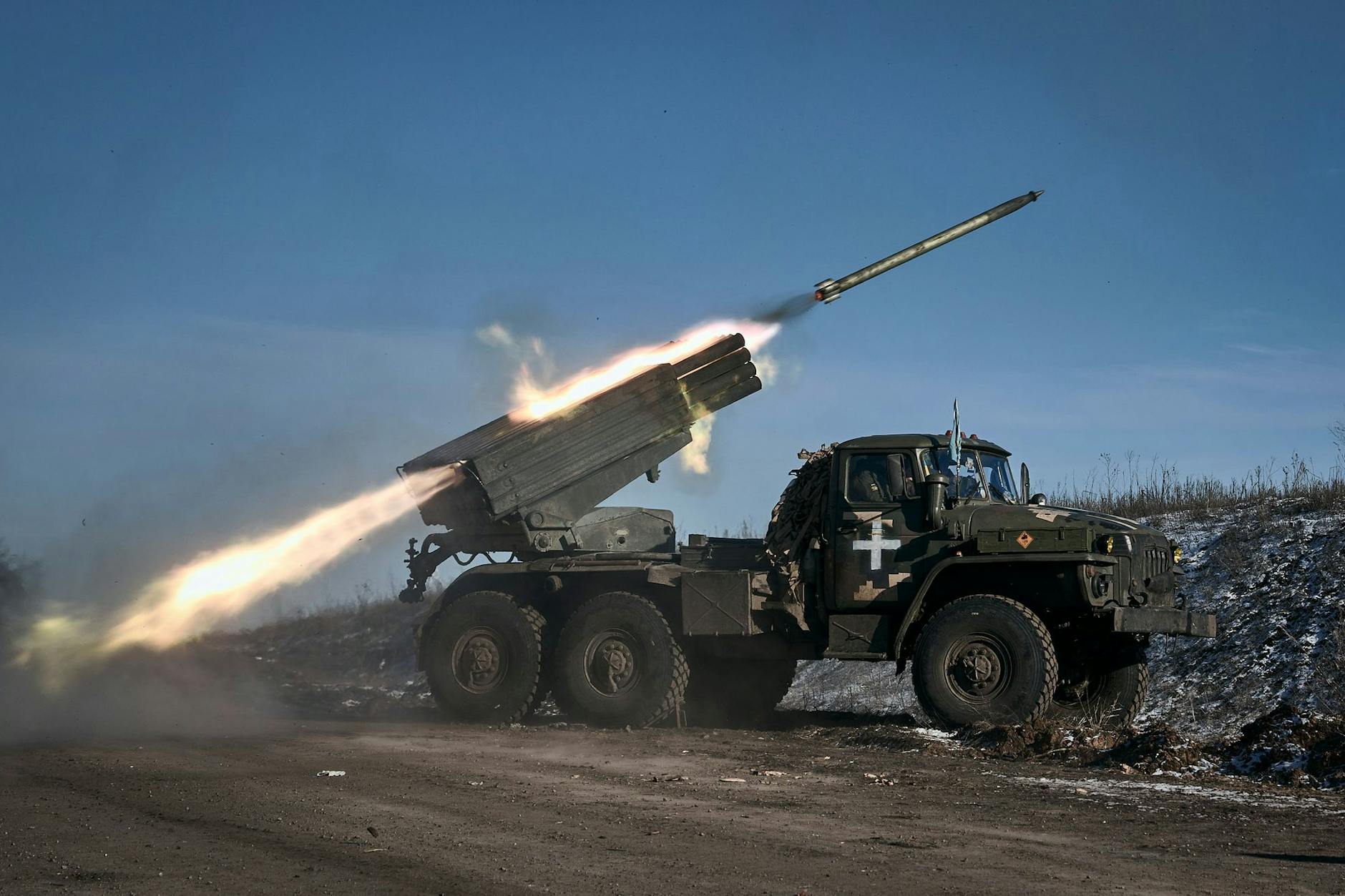 Ein Grad-Mehrfachraketenwerfer der ukrainischen Armee feuert Raketen auf russische Stellungen an der Frontlinie bei Soledar.