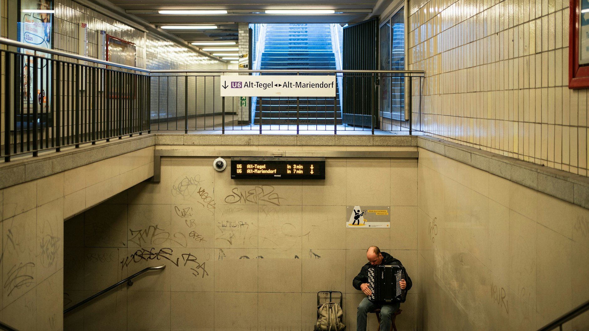 Ein einsamer Straßenmusiker im U-Bahnhof Stadtmitte.