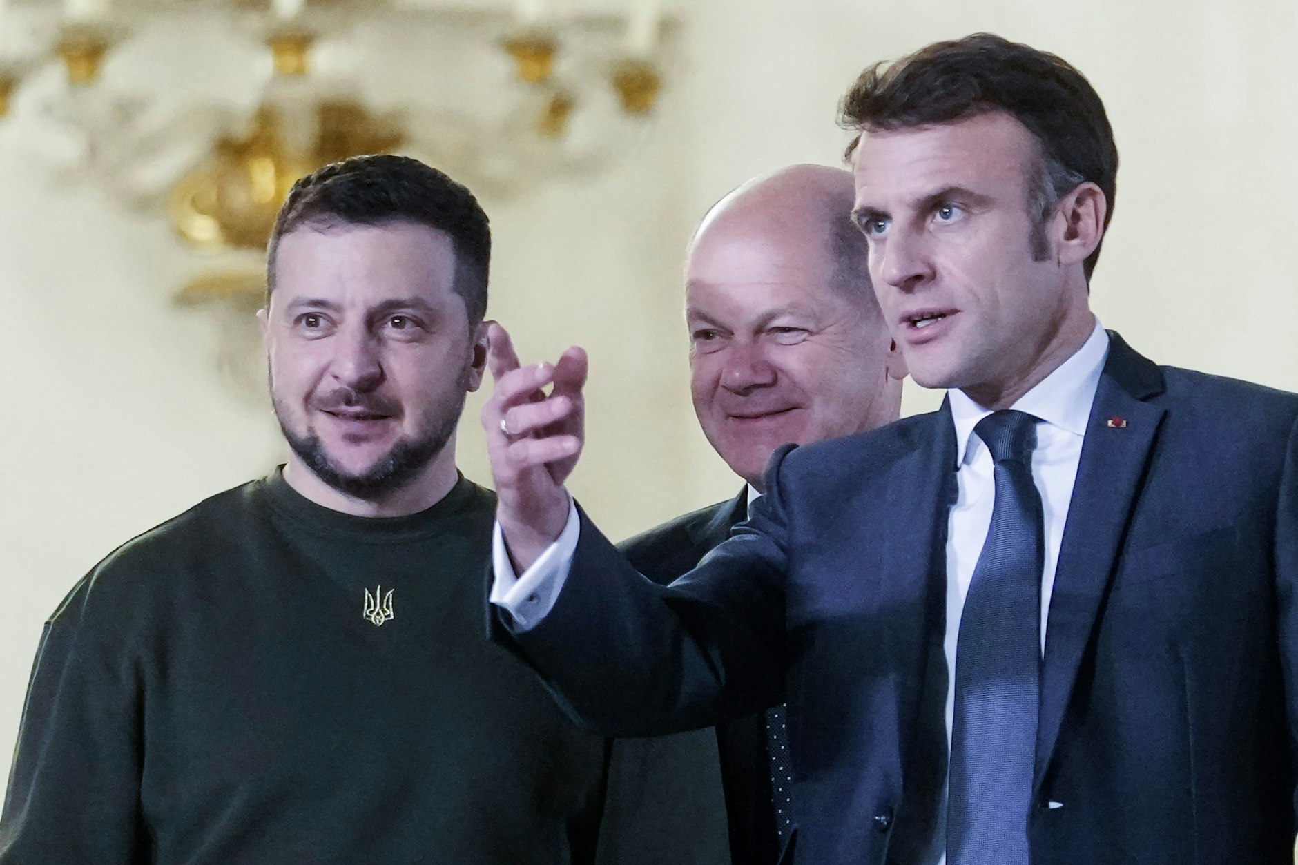 In Paris kam der ukrainische Präsident Wolodymyr Selenskyj am Mittwoch mit dem französischen Präsidenten Emmanuel Macron (r.) und Bundeskanzler Olaf Scholz zusammen.