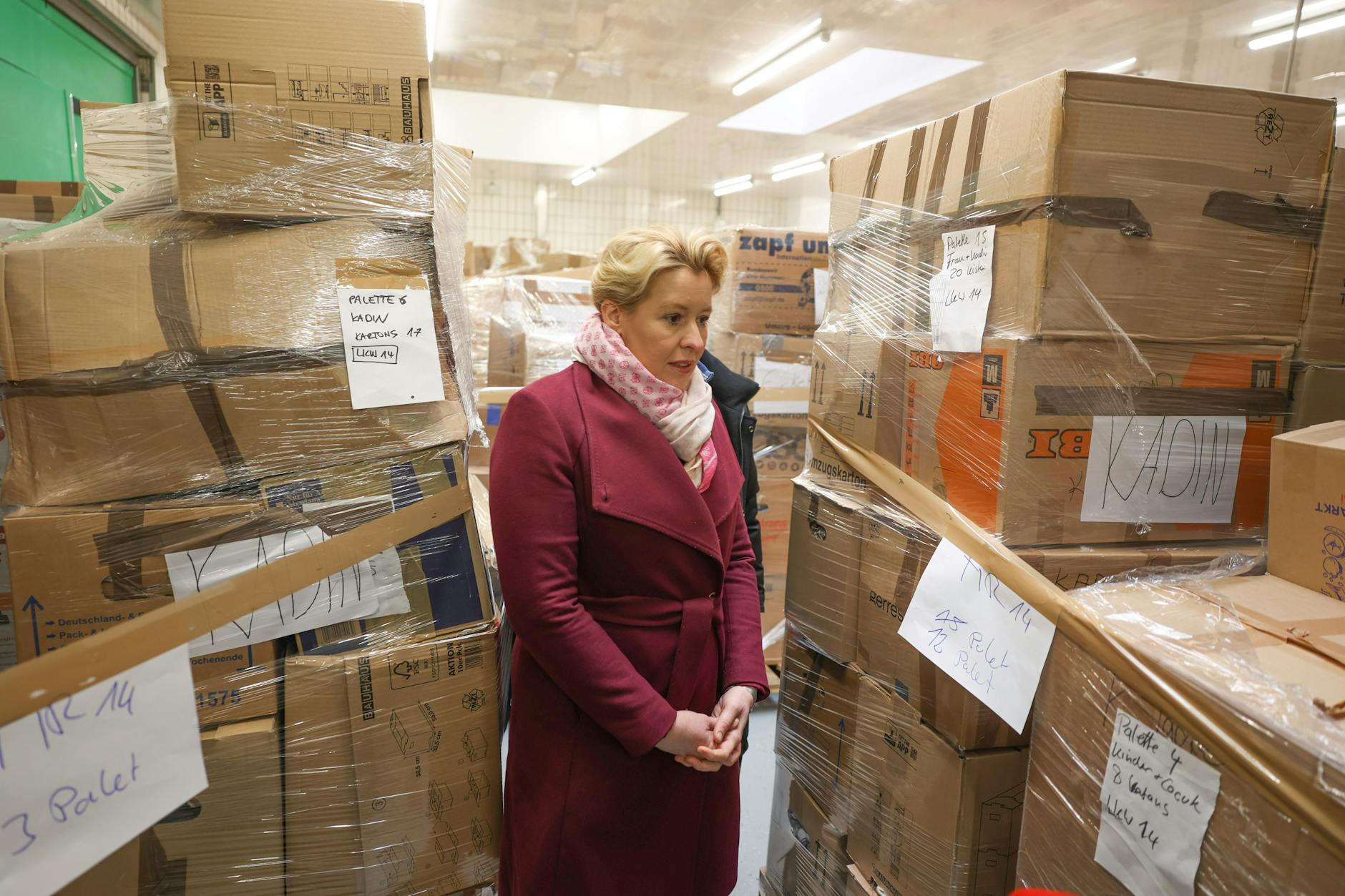 Franziska Giffey (SPD), Regierende Bürgermeisterin, in einer Lagerhalle der Kaplan Food GmbH in der Quickborner Straße, wo Sachspenden für die Erdbebenopfer in der Türkei und in Syrien gesammelt werden