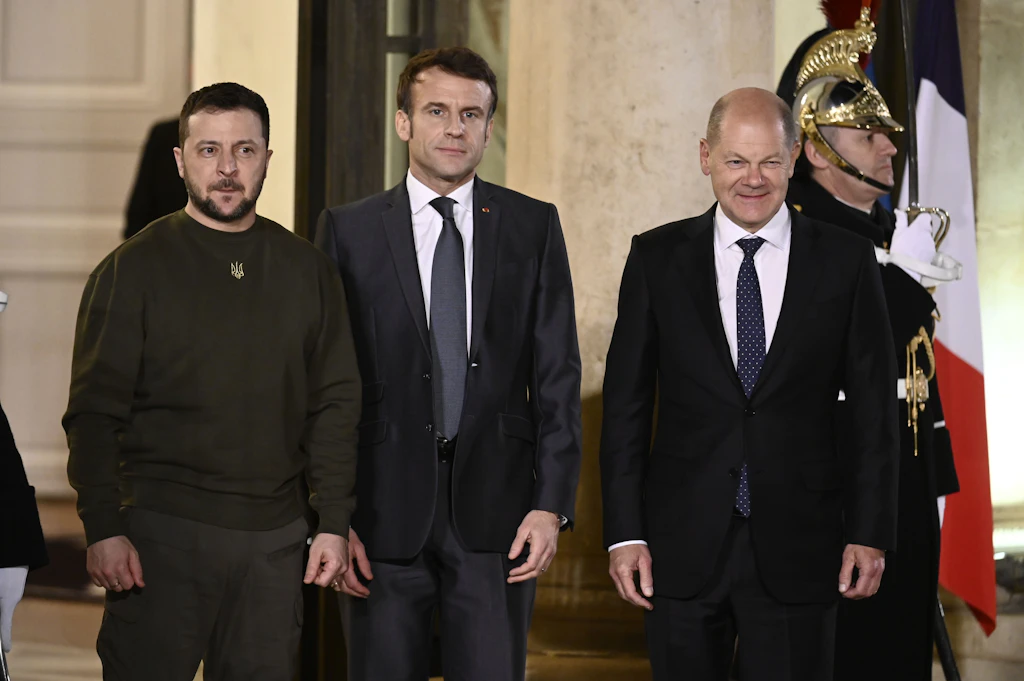 „Hilfe bis zum Sieg“: Selenskyj trifft Scholz und Macron in Paris