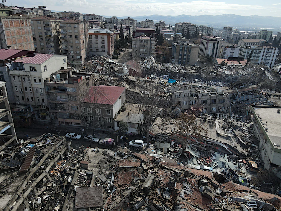 Ein Mitglied eines chinesischen Rettungsteams steht in Antakya.
