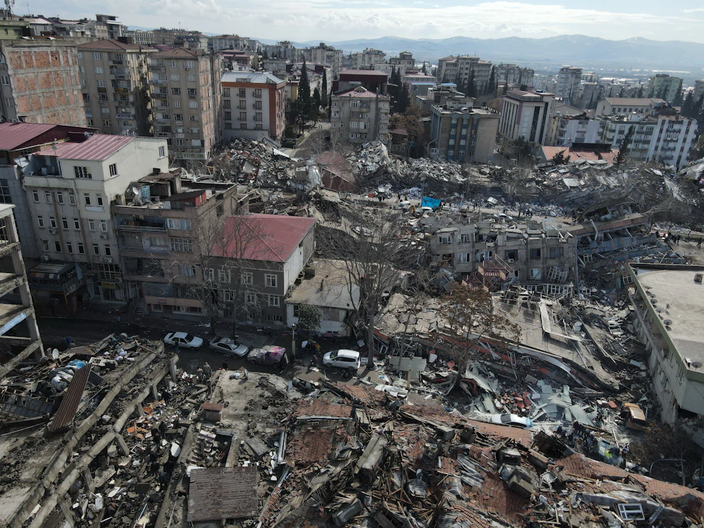 Erdbeben: Mehr als 25.000 Tote, Berlin stockt humanitäre Hilfe auf