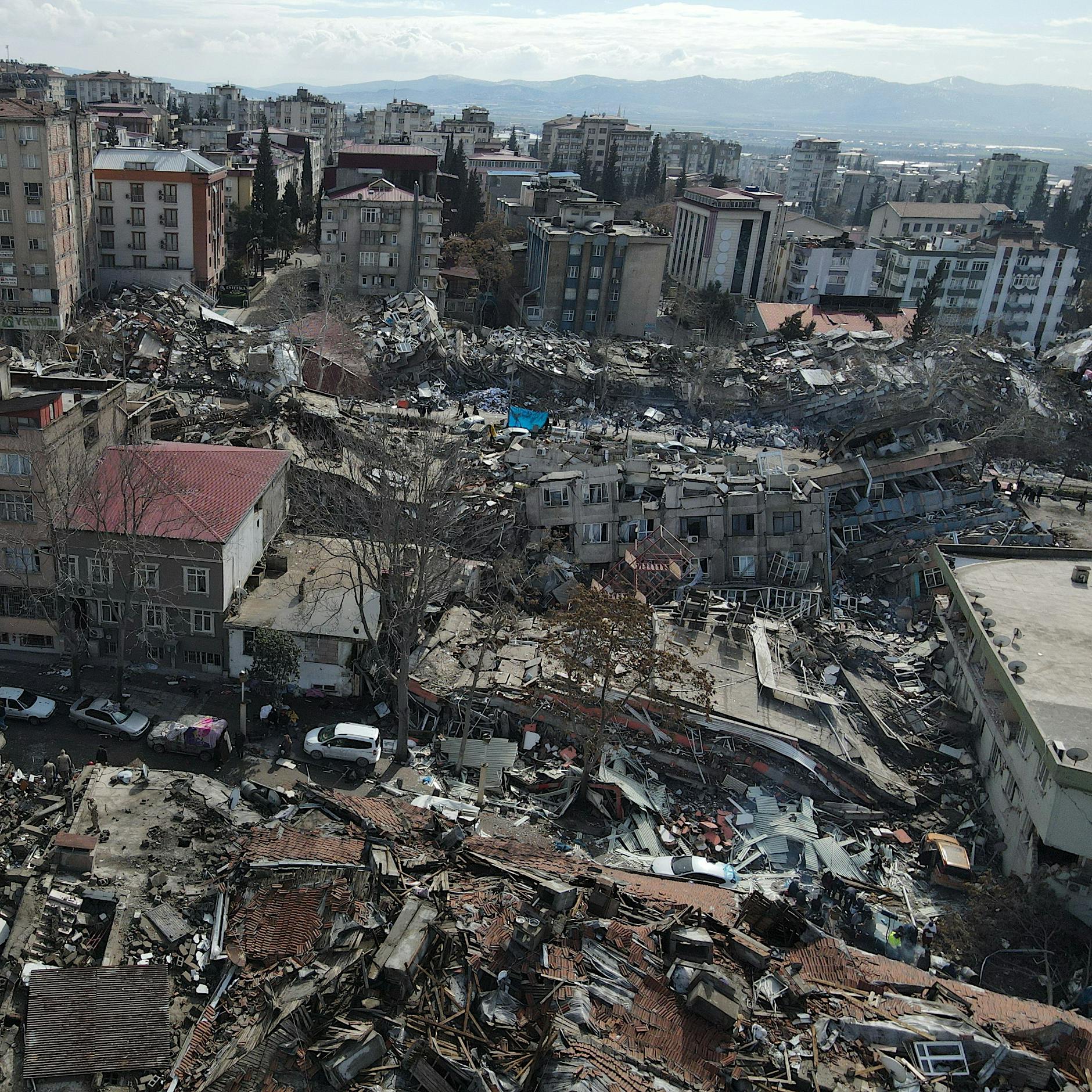 Erdbeben: Mehr als 25.000 Tote, Berlin stockt humanitäre Hilfe auf