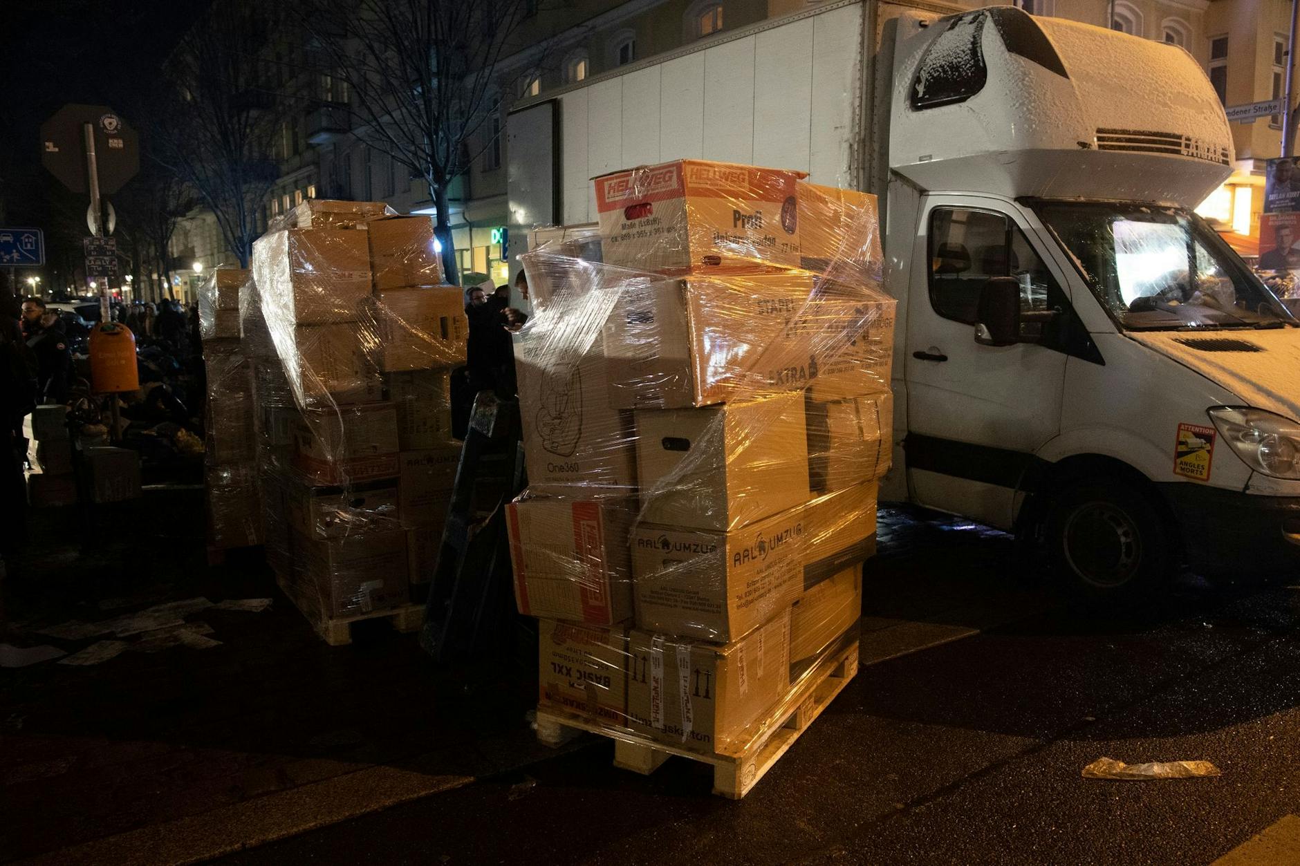 Hilfsgüter für die Erdbeben-Opfer in der Türkei und Syrien stehen verpackt auf der Straße.