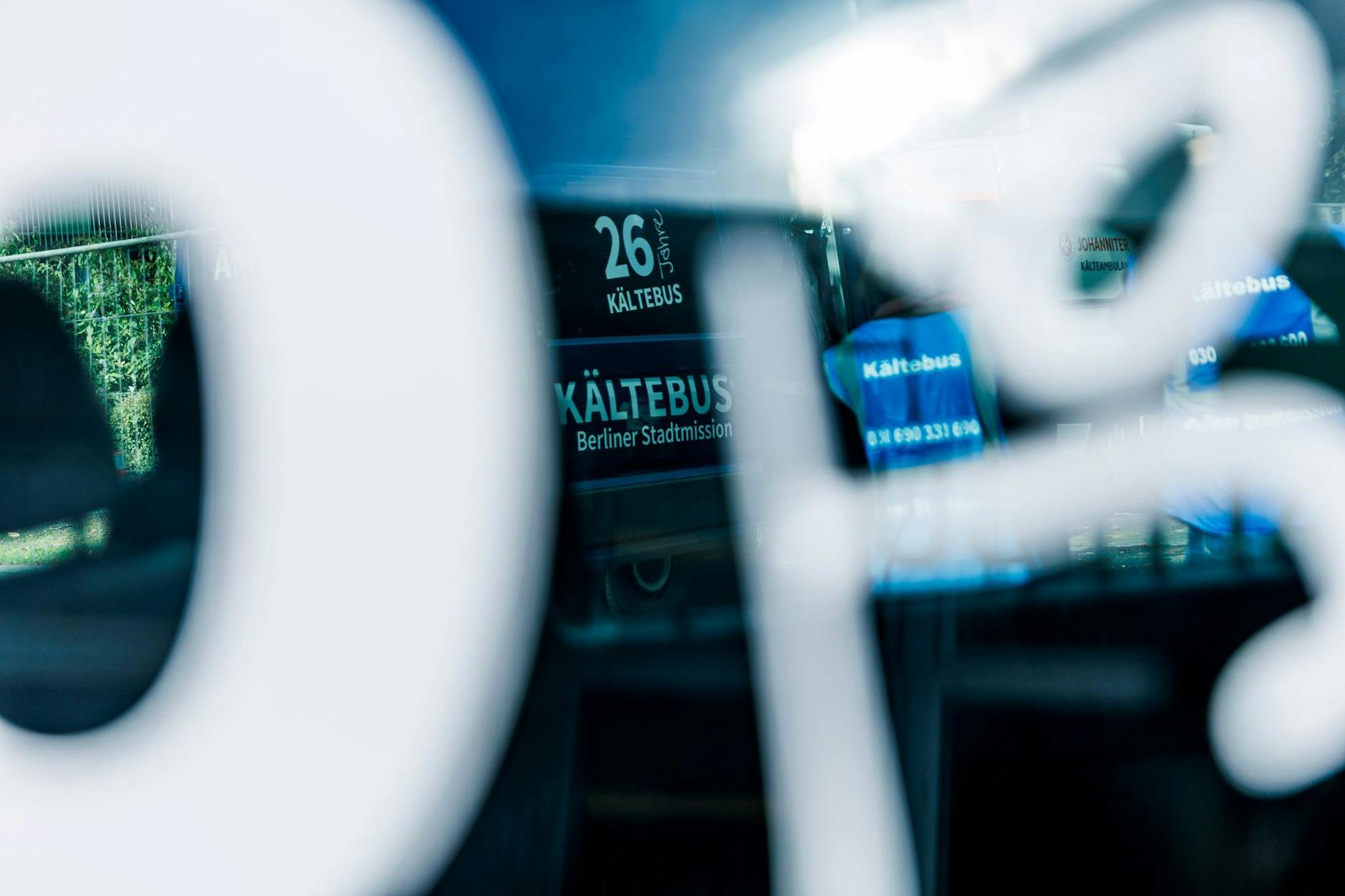 ARCHIV - Mitarbeiter stehen vor Fahrzeugen der Kältehilfe.