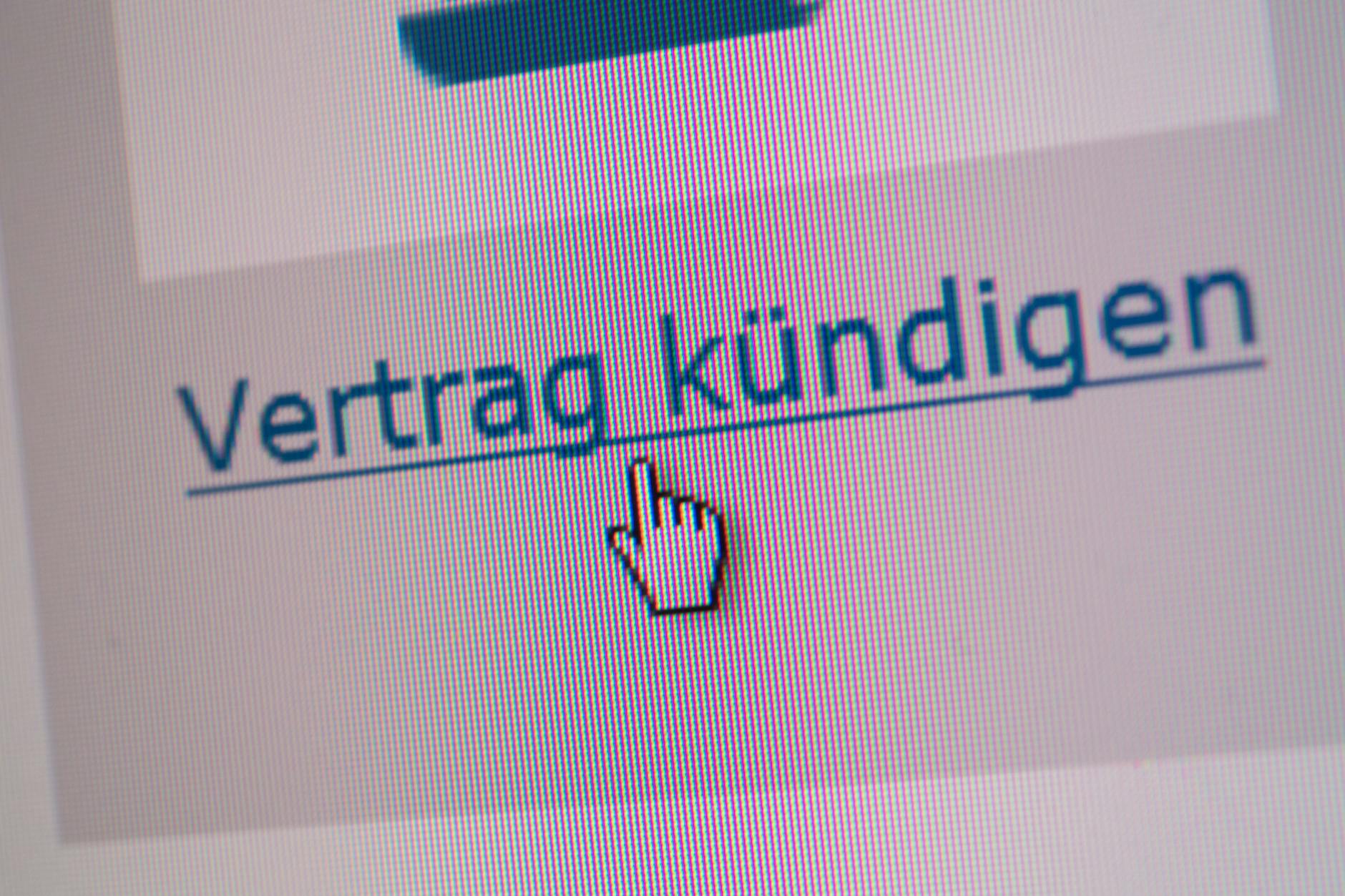 Seit dem 1. Juli 2022 müssen Unternehmen auf ihren Seiten einen Kündigungsbutton anbieten. Den sollte man dann auch nutzen, falls man einen Vertrag kündigen will.