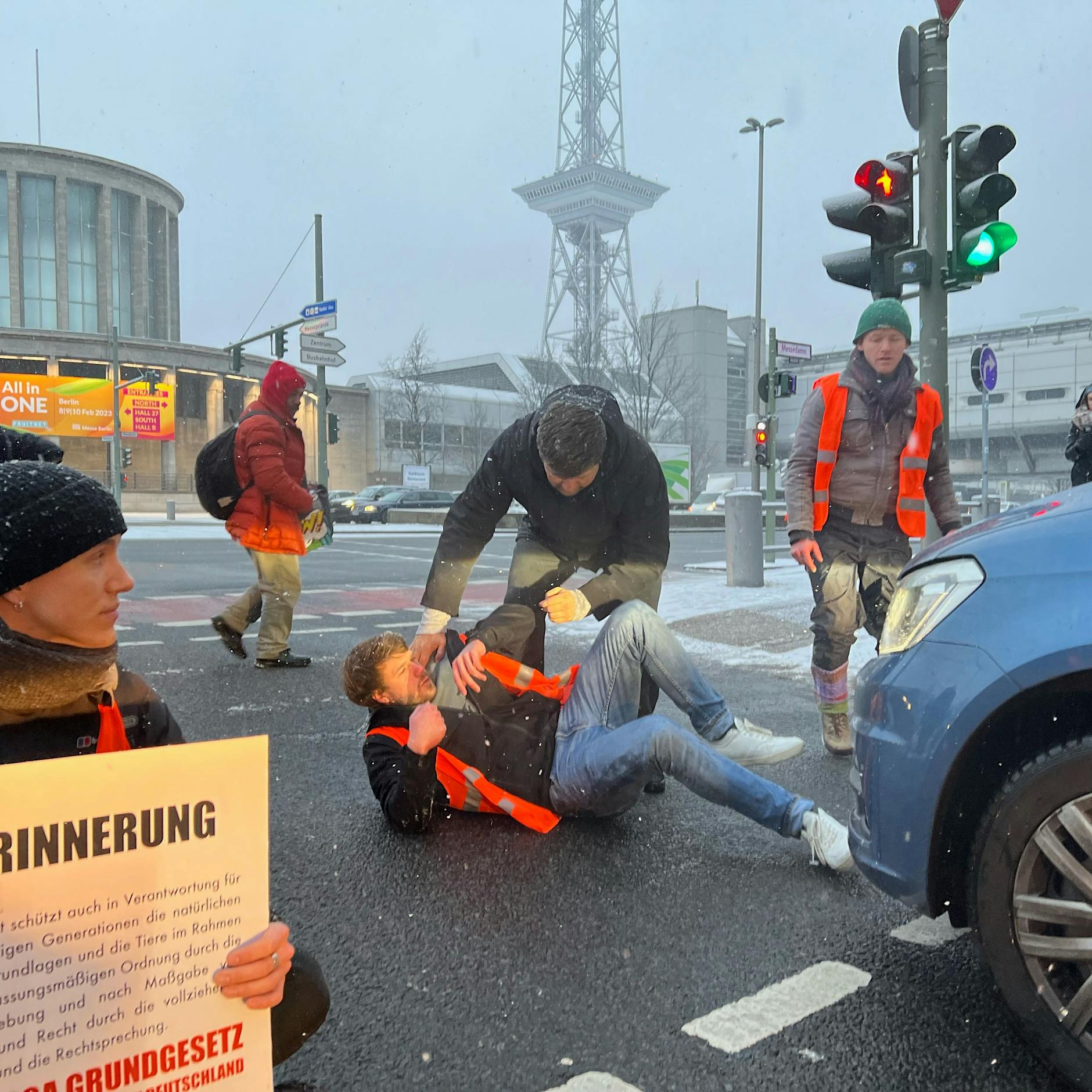Wütende Autofahrer! Klimaaktivisten in Berlin geschubst, gezerrt und über den Fuß gefahren: Jetzt ermittelt die Polizei