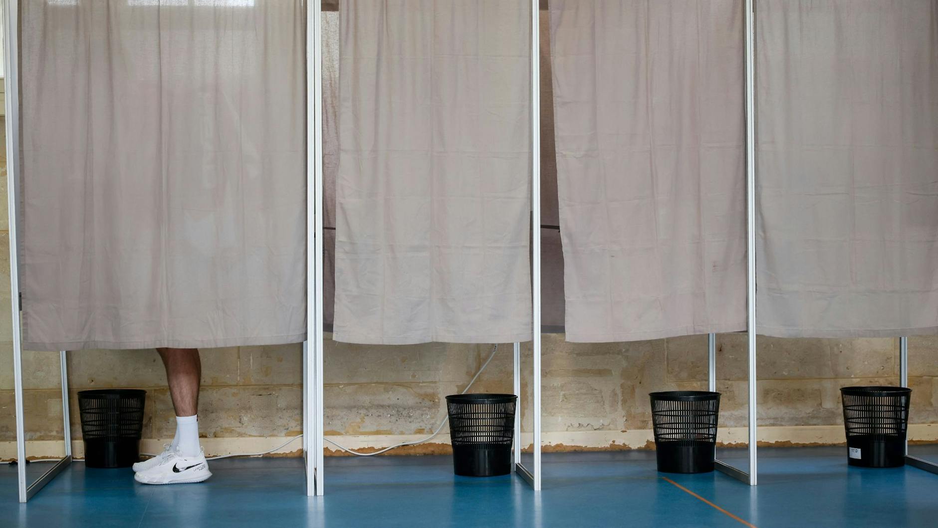 Ein Wähler gibt seine Stimme in einer Wahlkabine in einem Wahllokal ab