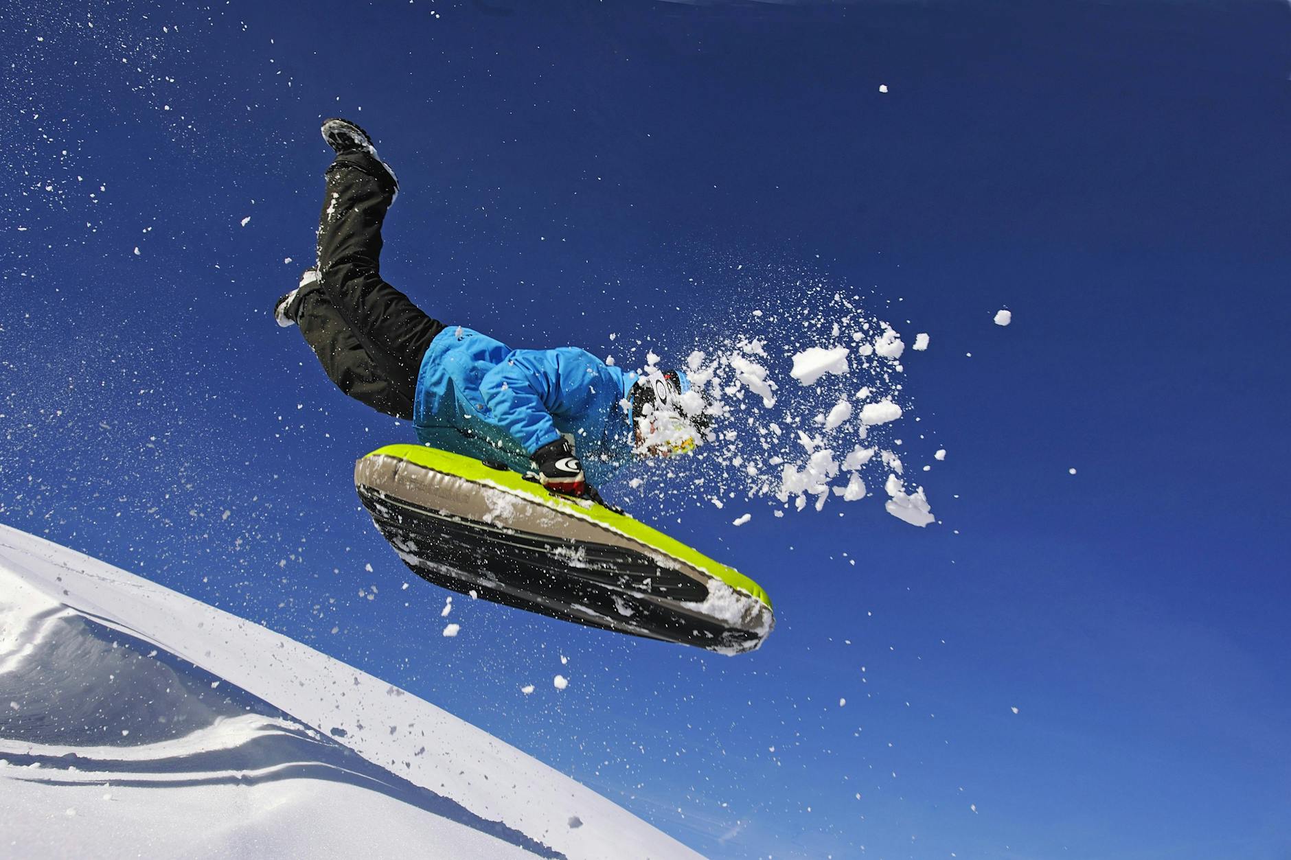 Rodeln kann durchaus gefährlich sein, auch und vor allem für all jene, die im Weg stehen.