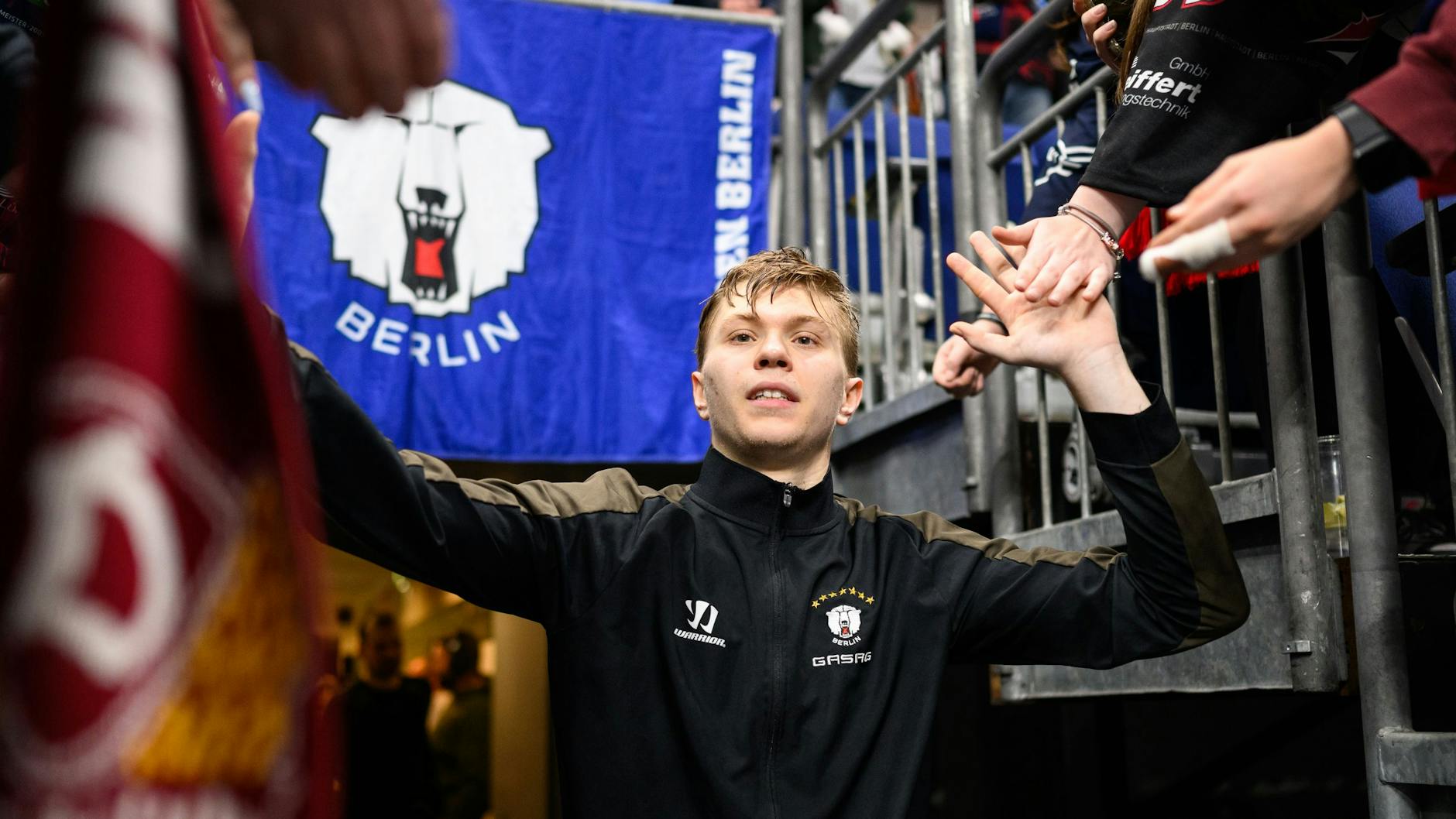 Torwart Tobias Ancicka hat sich inzwischen auch einen Stand bei den Fans erarbeitet.