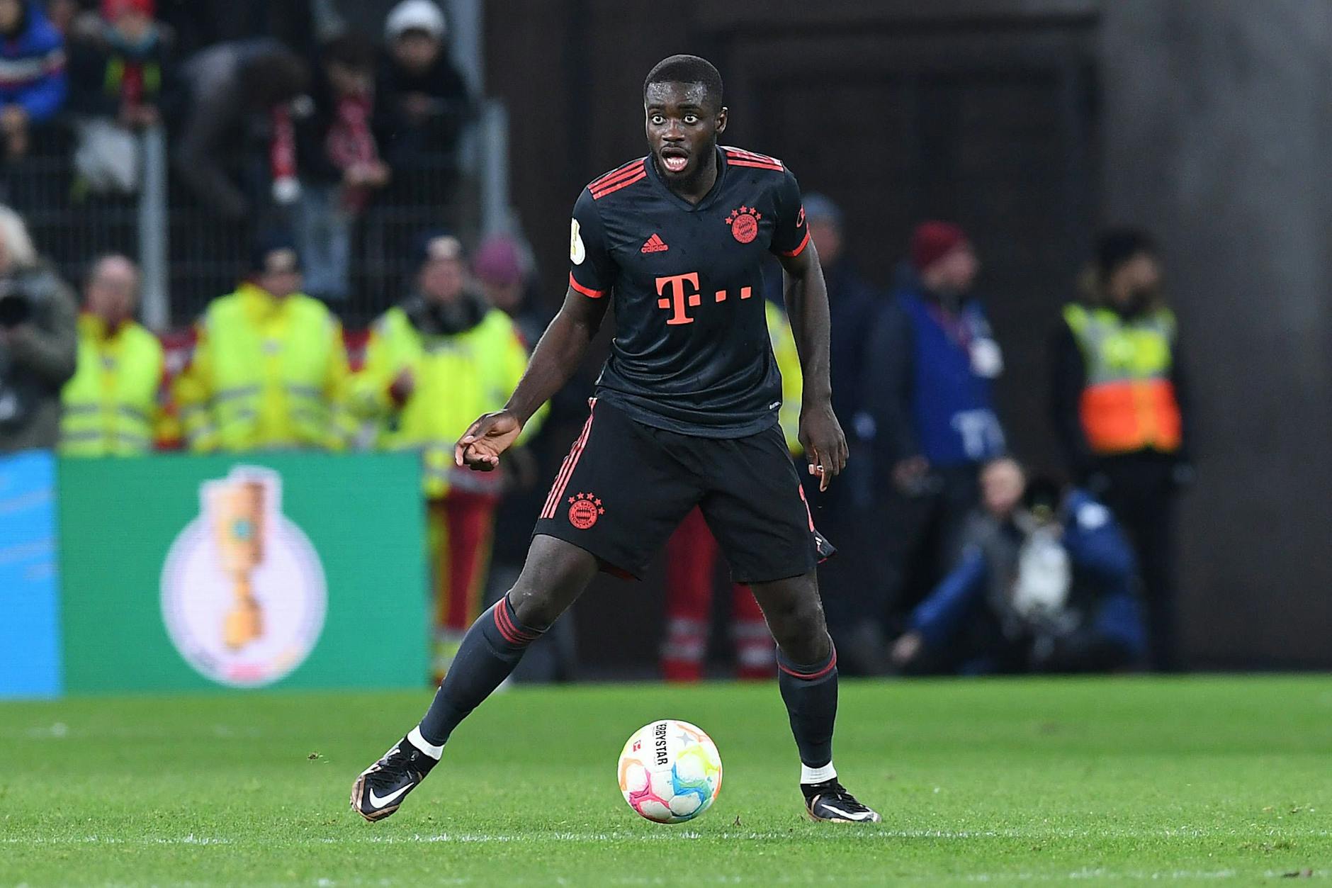 Dayot Upamecano (24) fehlte dem FC Bayern zuletzt verletzt, trainierte für sein Comeback auch mit einem Opernsänger zusammen.