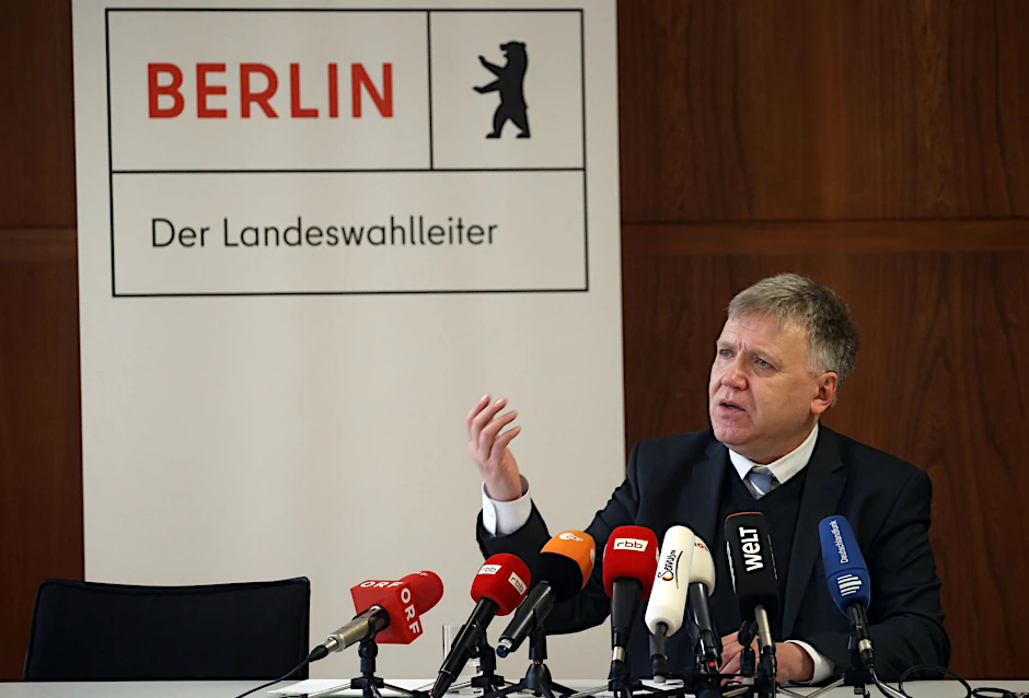 Stephan Bröchler, Landeswahlleiter, beantwortet auf einer Pressekonferenz zum Stand der Vorbereitungen für die Wiederholungswahlen am 12. Februar Fragen von Journalisten.  