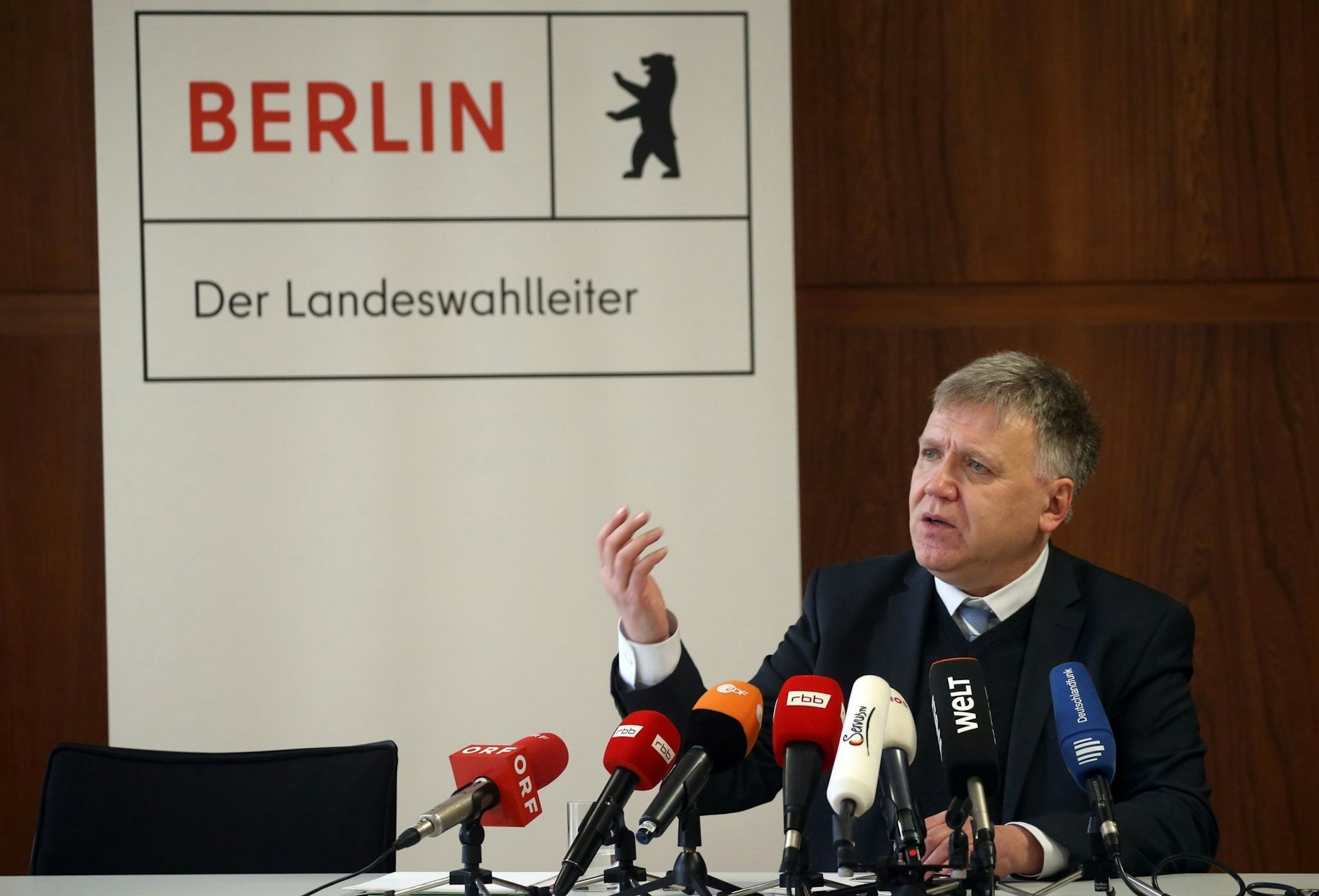 Stephan Bröchler, Landeswahlleiter, beantwortet auf einer Pressekonferenz zum Stand der Vorbereitungen für die Wiederholungswahlen am 12. Februar Fragen von Journalisten.  